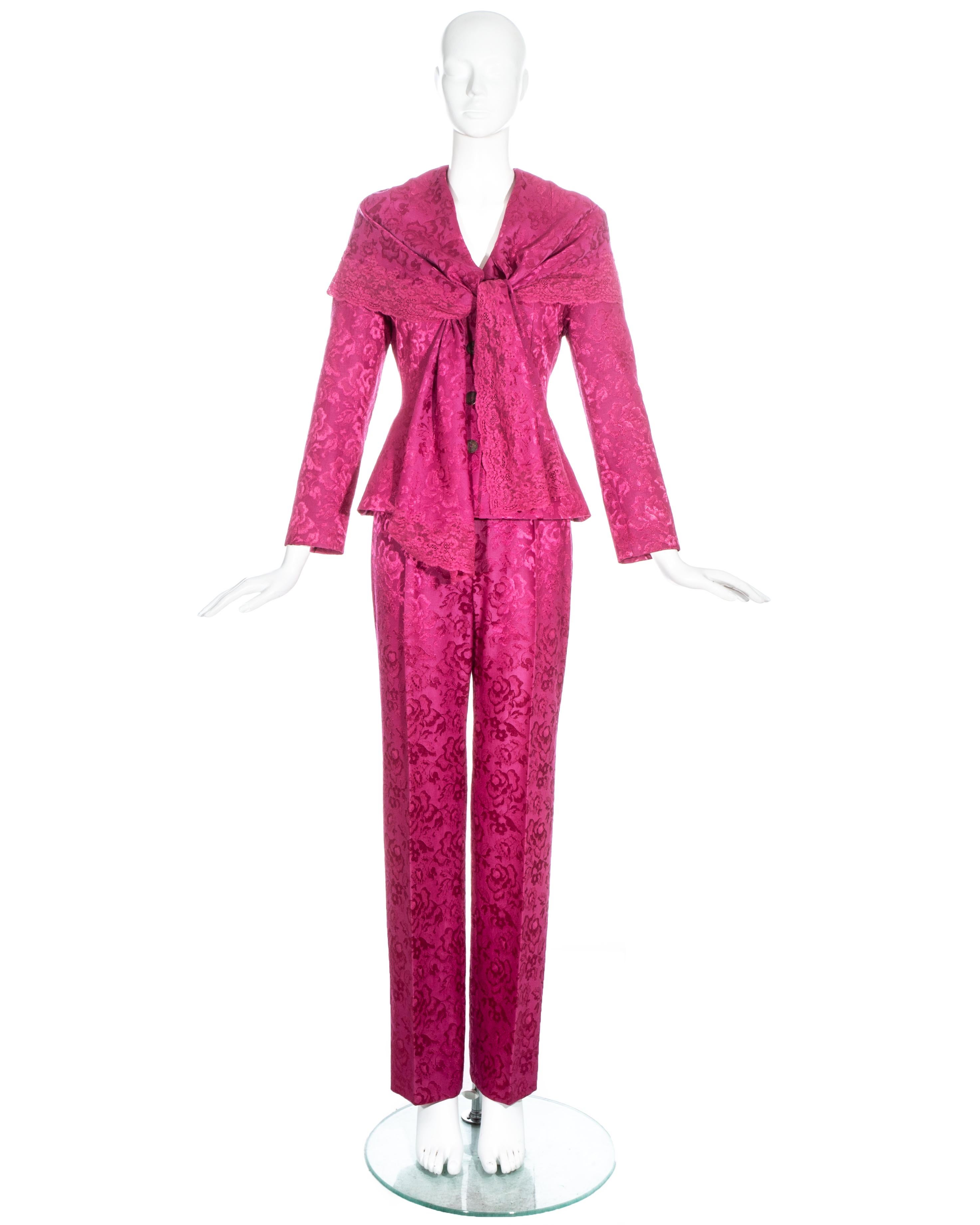 Costume 3 pièces Christian Dior by John Galliano en brocart de soie rose comprenant : veste blazer avec châle attaché bordé de dentelle de Calais rose, pantalon droit et jupe portefeuille mi-longue.

Automne-Hiver 1998