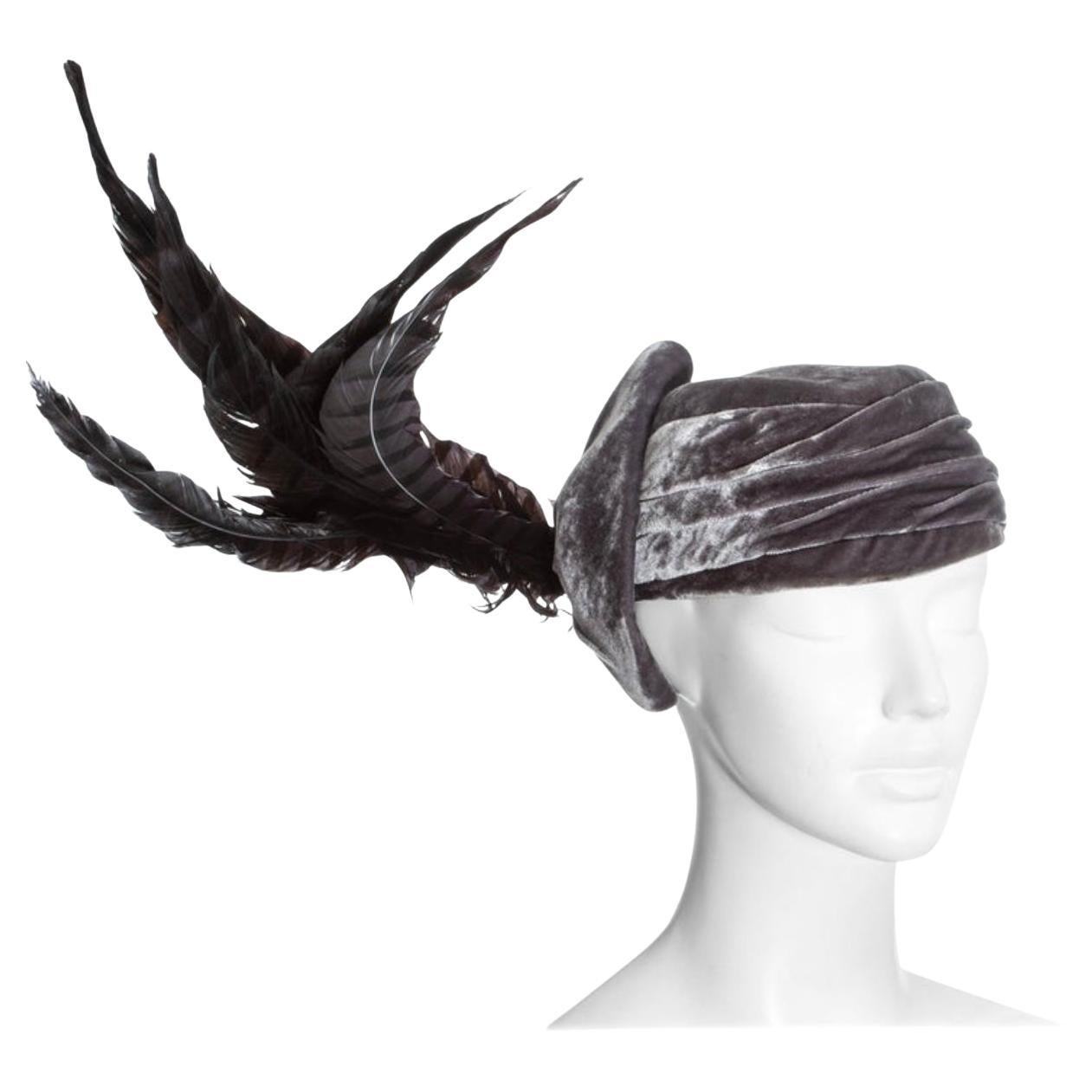 ¡Christian Dior by John Galliano Sombrero pastillero de terciopelo morado con plumas !