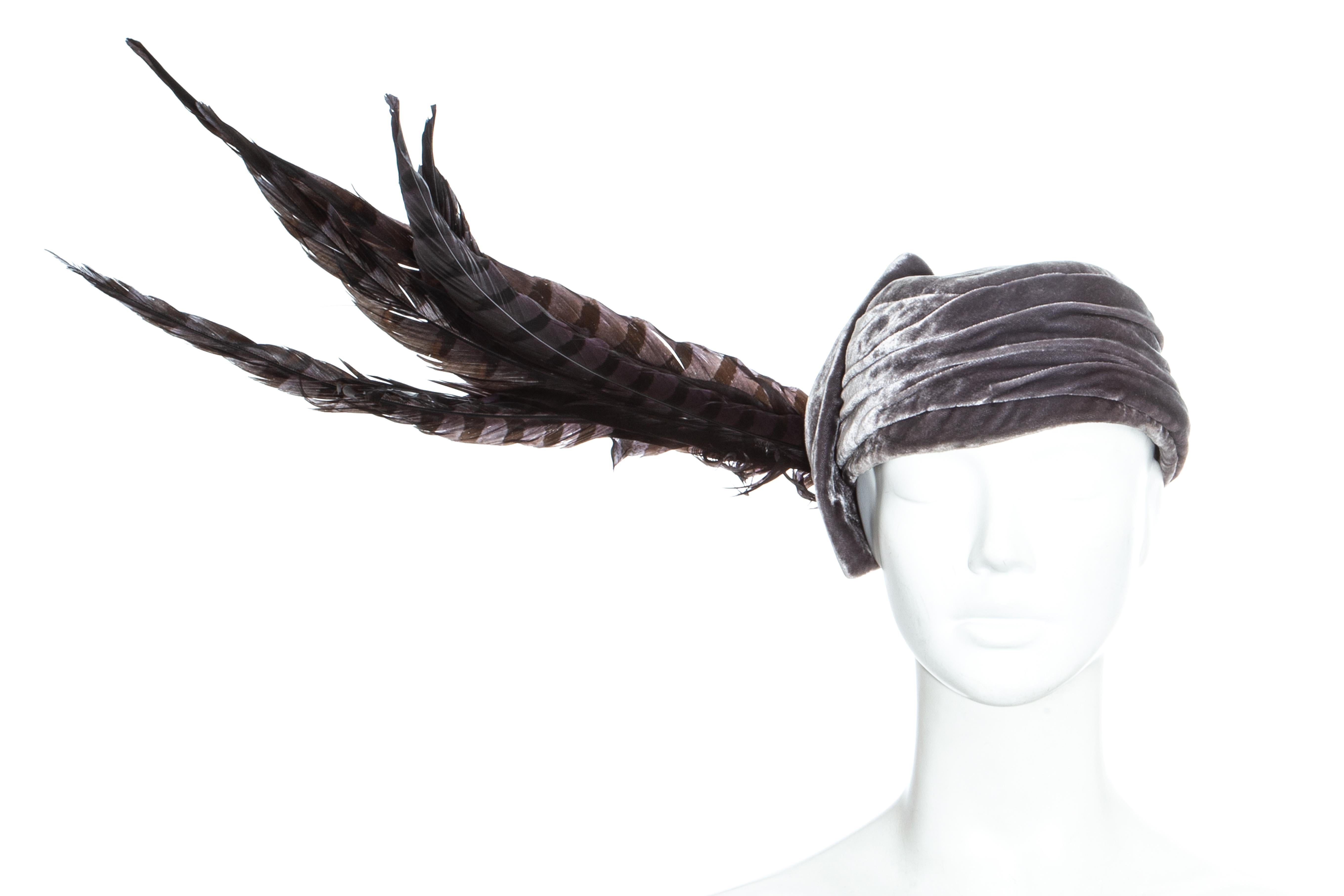 Noir Christian Dior by John Galliano - Chapeau pill box en velours violet avec plumes