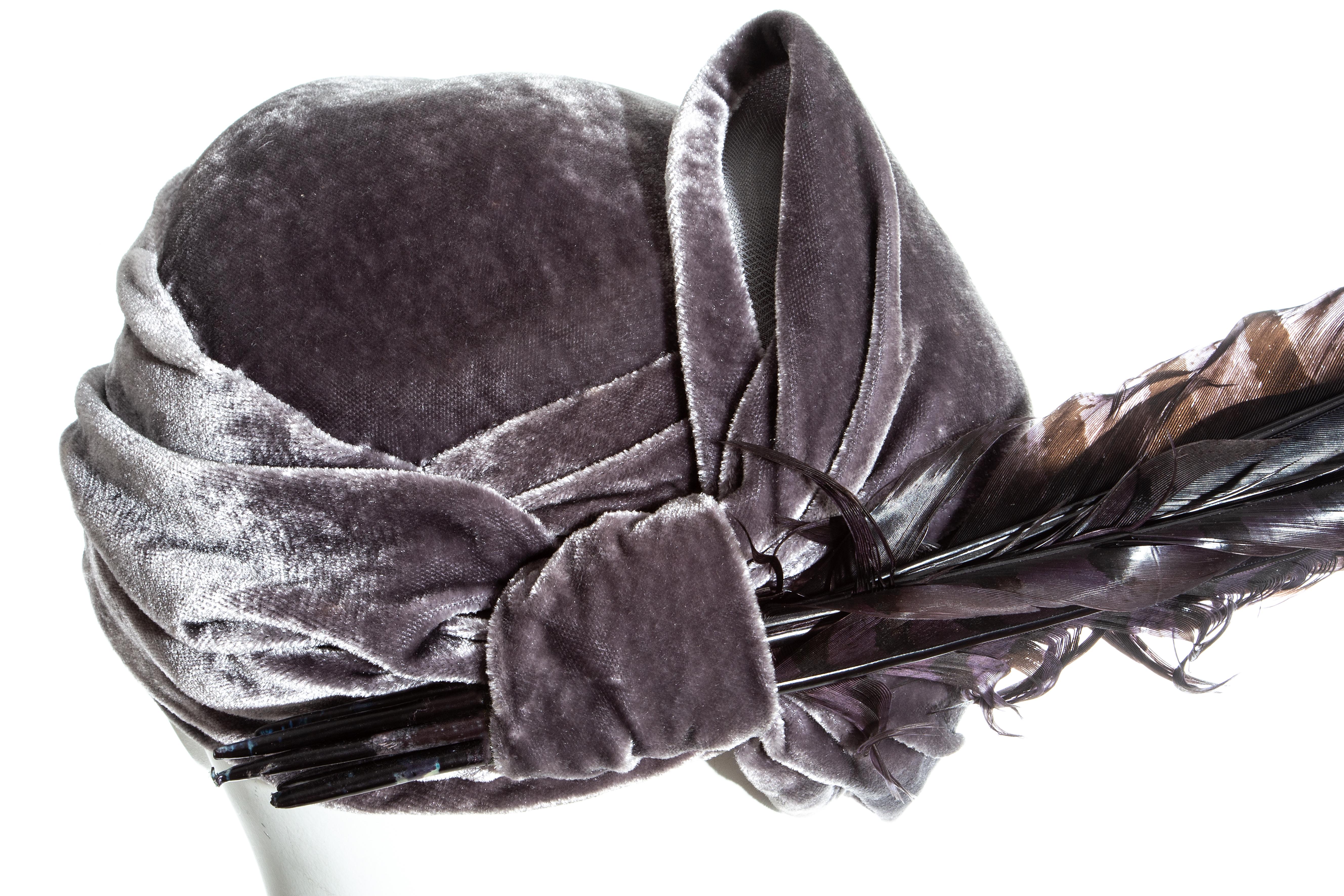 Christian Dior by John Galliano - Chapeau pill box en velours violet avec plumes Pour femmes 