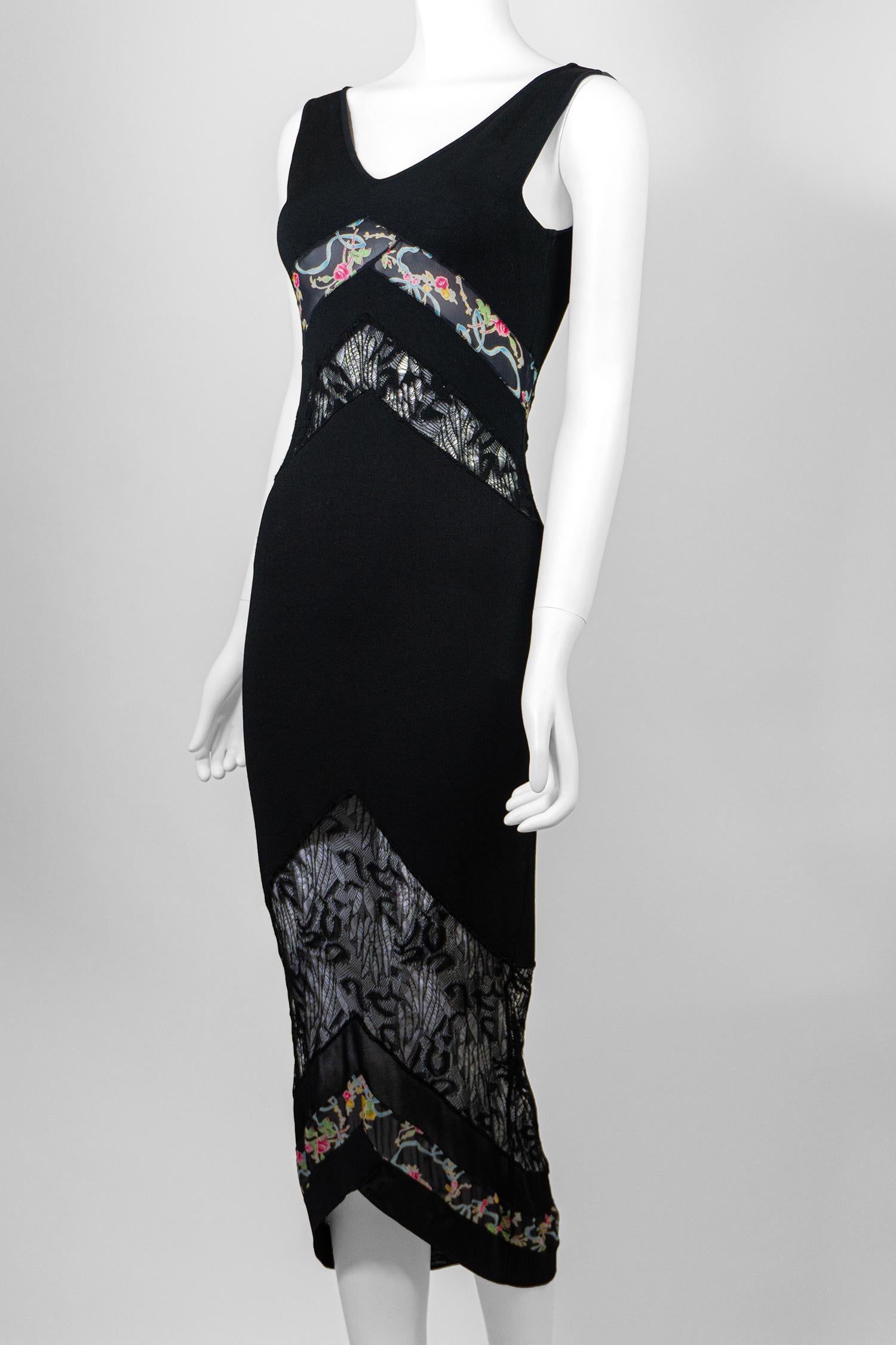 Christian Galliano for Christian Dior primavera estate 2004, raro abito bodycon con inserti in pizzo e fiori

Marchio: Christian Dior
Stilista: I. John Galliano
Collezione: Primavera Estate 2004
Fabrice: Viscosa 83%, seta 77%, poliestere 17%,