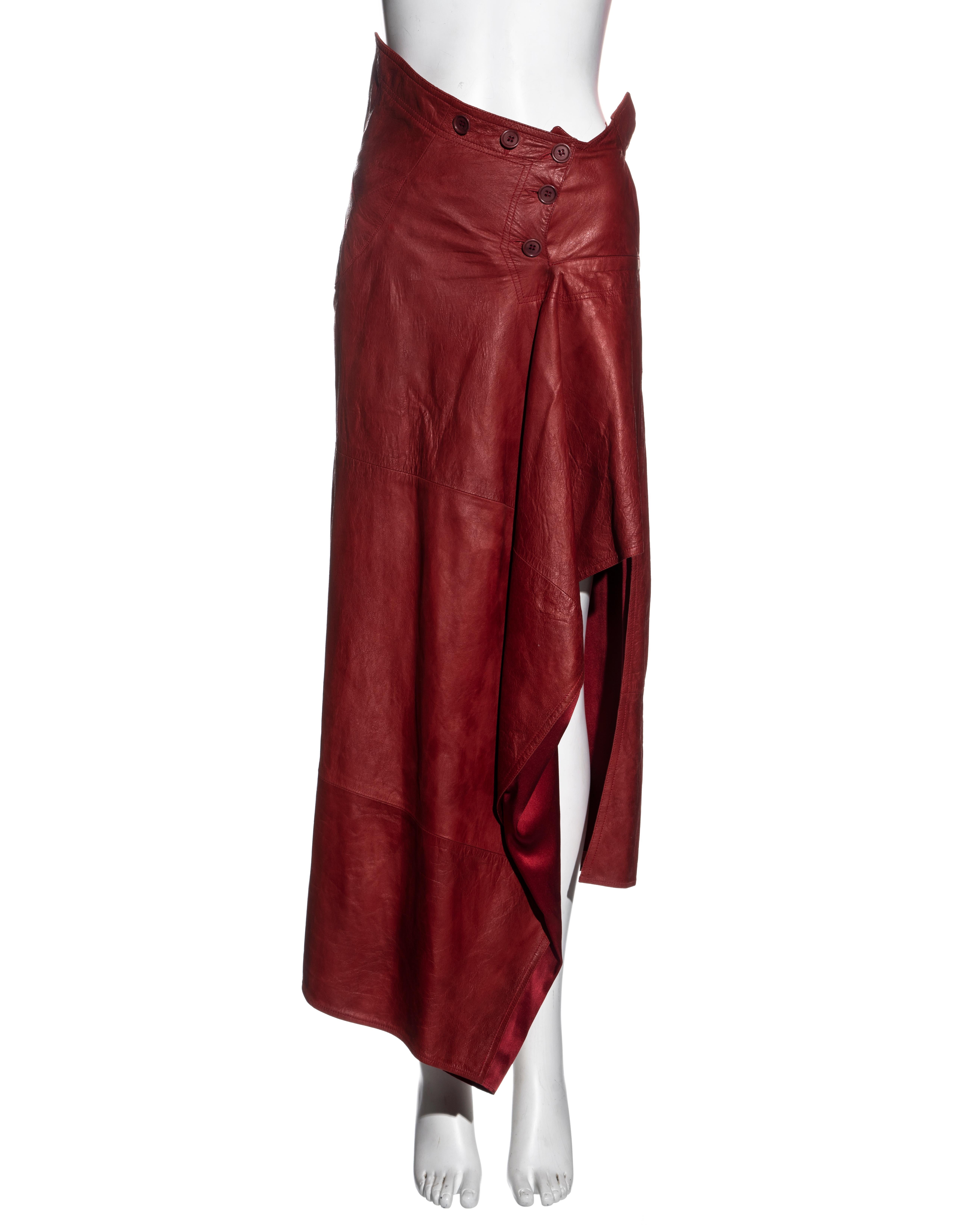 ▪ Christian Dior red leather skirt 
▪ Designed by John Galliano
▪ Asymmetric cut 
▪ Leg slit 
▪ Lace-up fastening 
▪ Front button closures 
▪ Silk lining 
▪ FR 36 - UK 8 - US 4
▪ Spring-Summer 2000
▪ 100% Leather
▪ Made in France