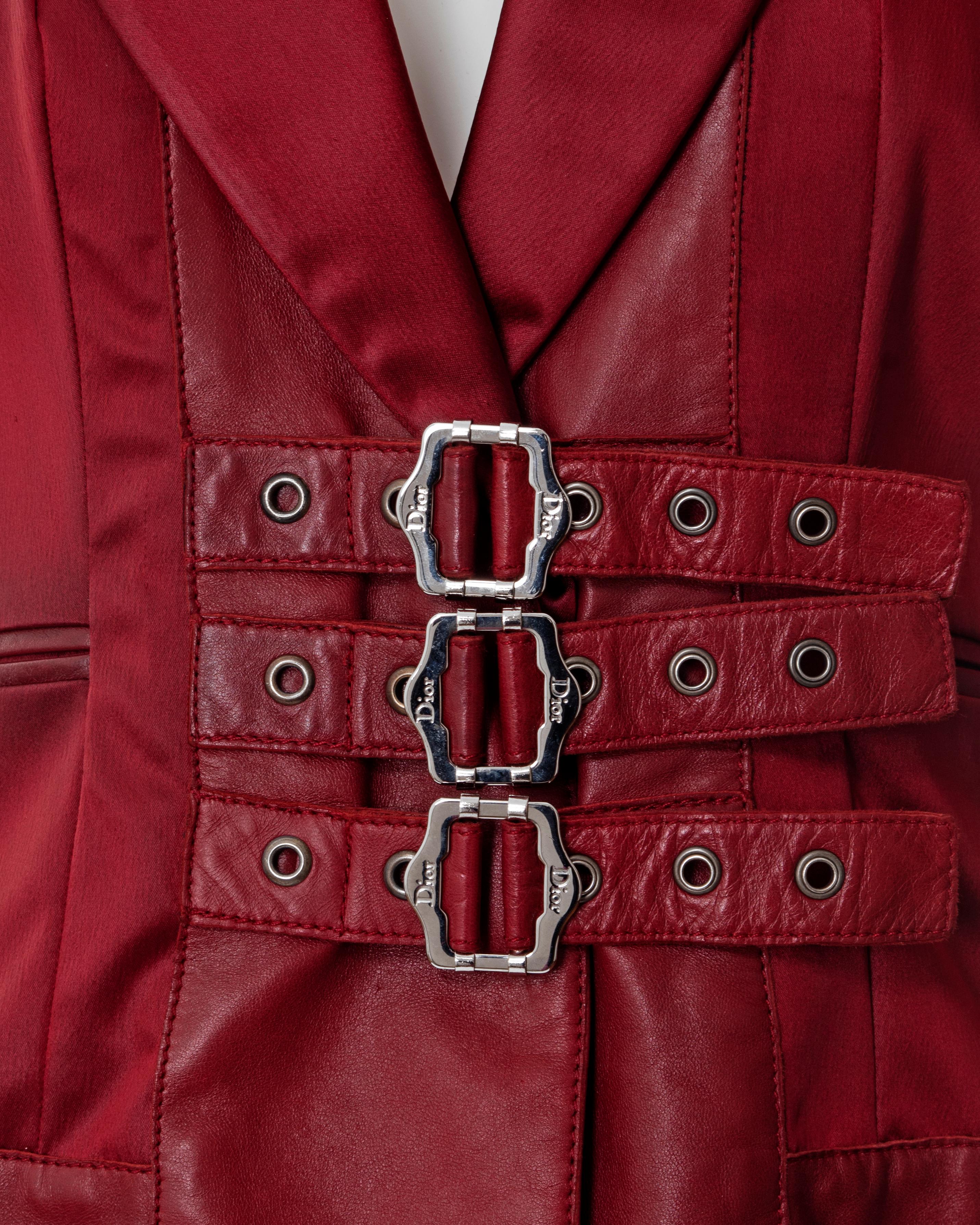 Costume jupe en satin et cuir rouge Christian Dior by John Galliano, A/H 2003 Pour femmes en vente