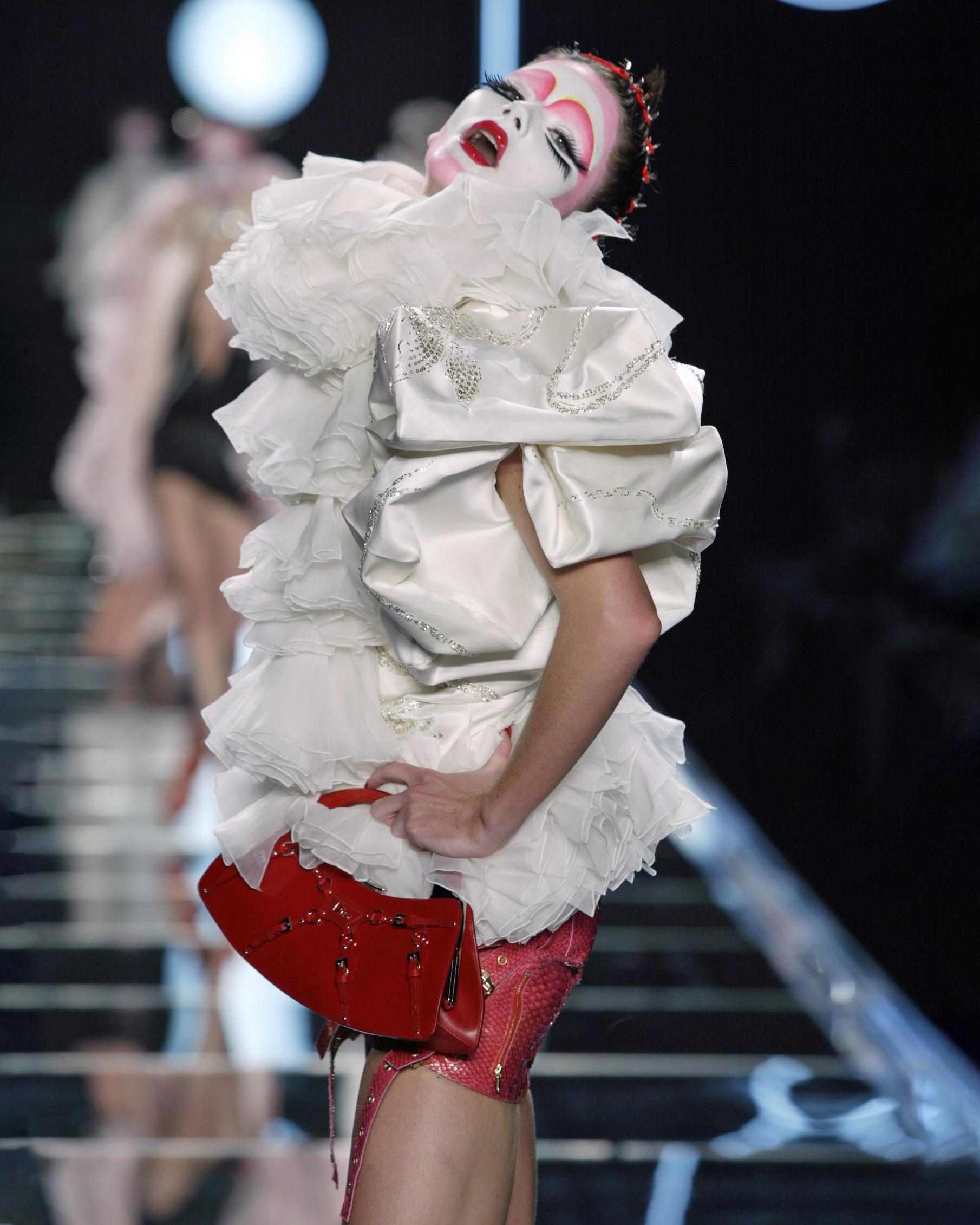 Veste en soie rouge à manches cubiques Christian Dior par John Galliano, A/H 2003 en vente 4