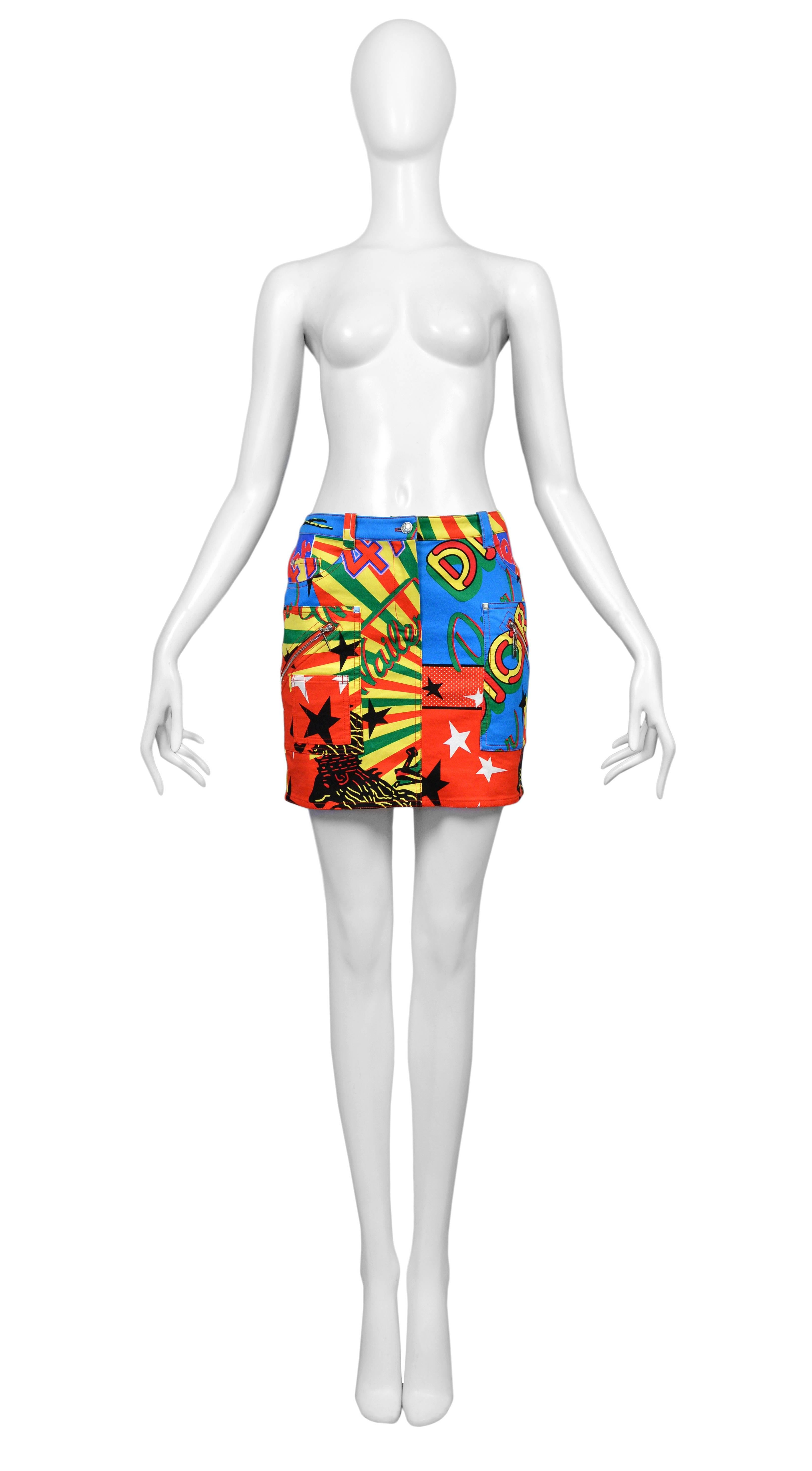 CHRISTIAN DIOR
ICONIC REGGAE GRAPHIC SKIRT
Condition : Excellent Vintage Condition
Christian Dior by John Galliano mini skirt with multicolor 