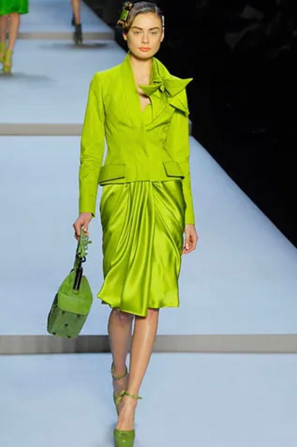 Worn on the runway with a feminine satin silk dress (see picture 3 / look 33), this Christian Dior Fall-Winter 2007 ready-to wear jacket blends timeless elegance with couture-level craftsmanship. A truly spectacular piece !
Impeccably tailored, it