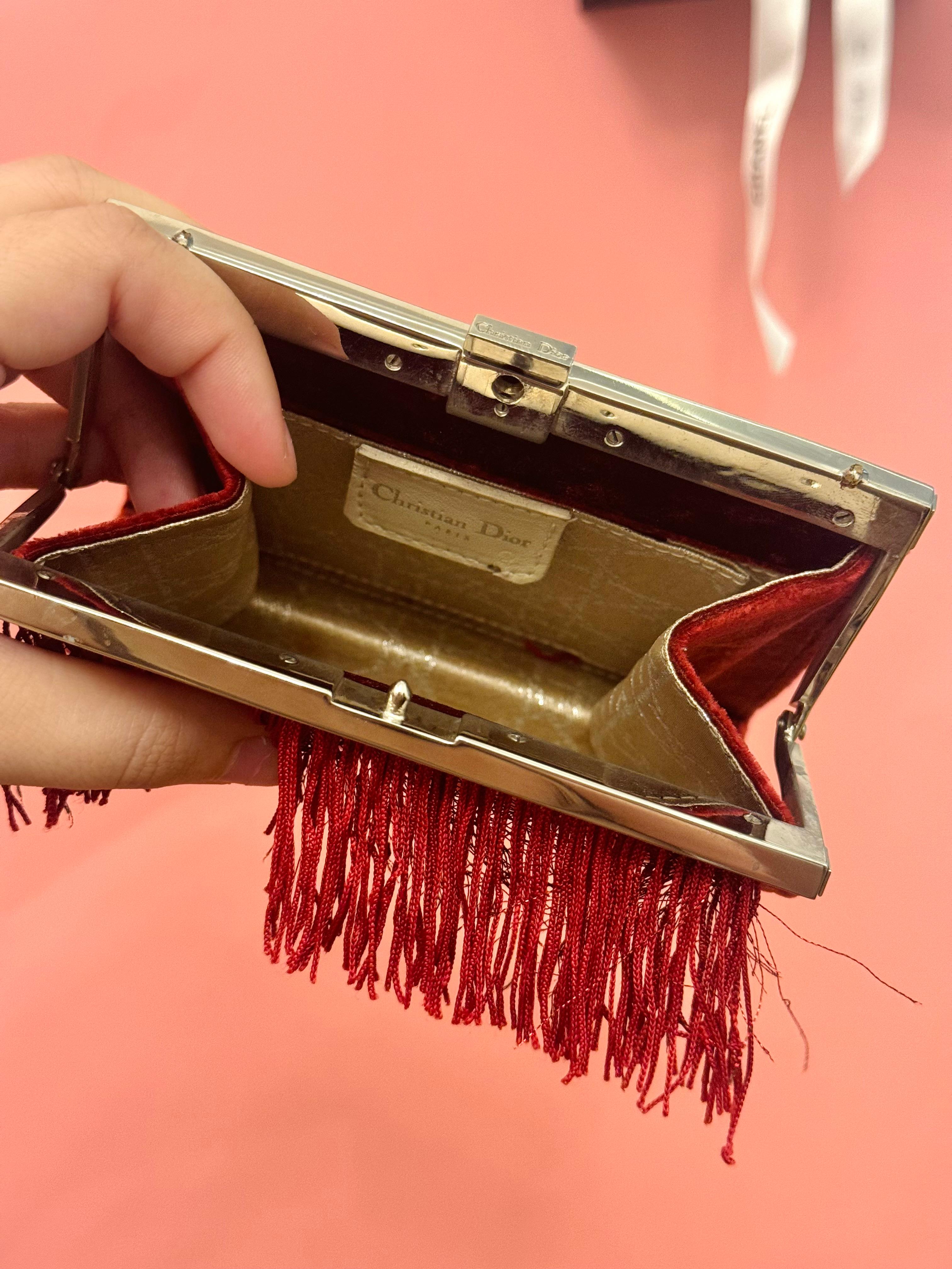 da uomo o donna Christian Dior for Christian Dior by John Galliano P/E 1998: pochette in velluto con frange rosse in vendita