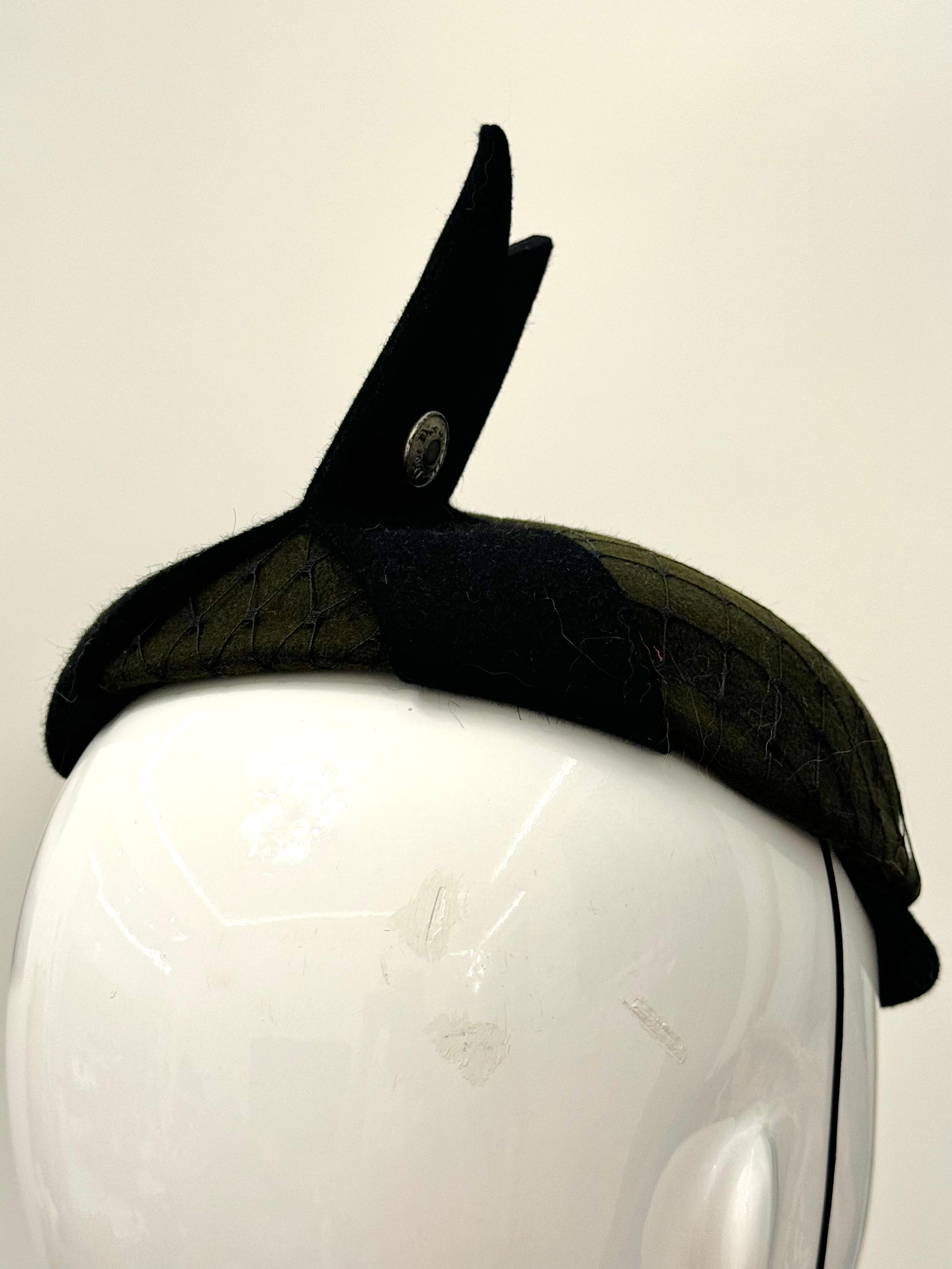 Christian Dior by John Galliano S/S 1999 communist green fascinator hat en vente 5