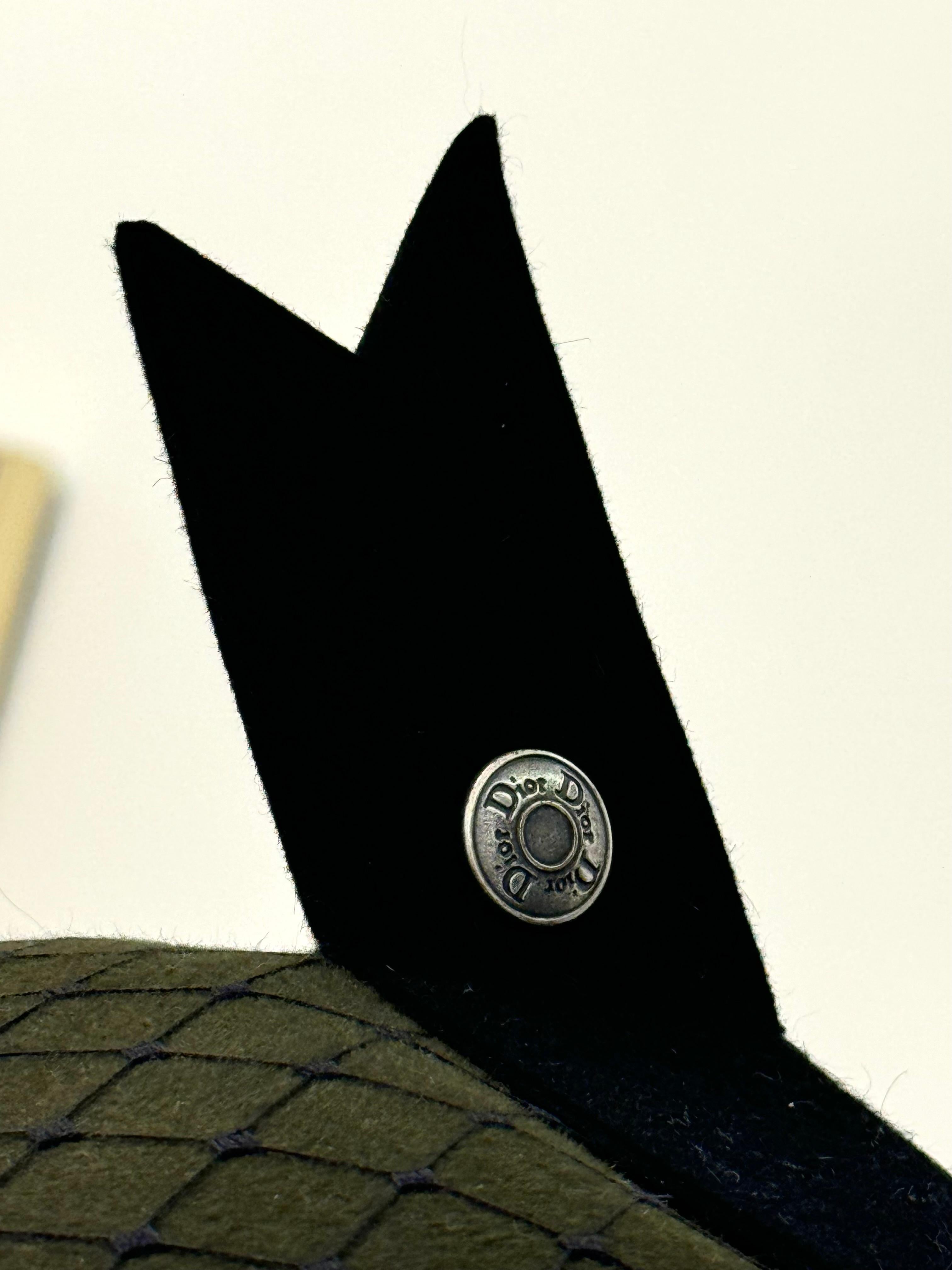 Rare Christian Dior by John Galliano Spring/Summer 1999 Communist/ constructivist collection green rabbit fascinator hat, highly collectible and wanted. Excellent état