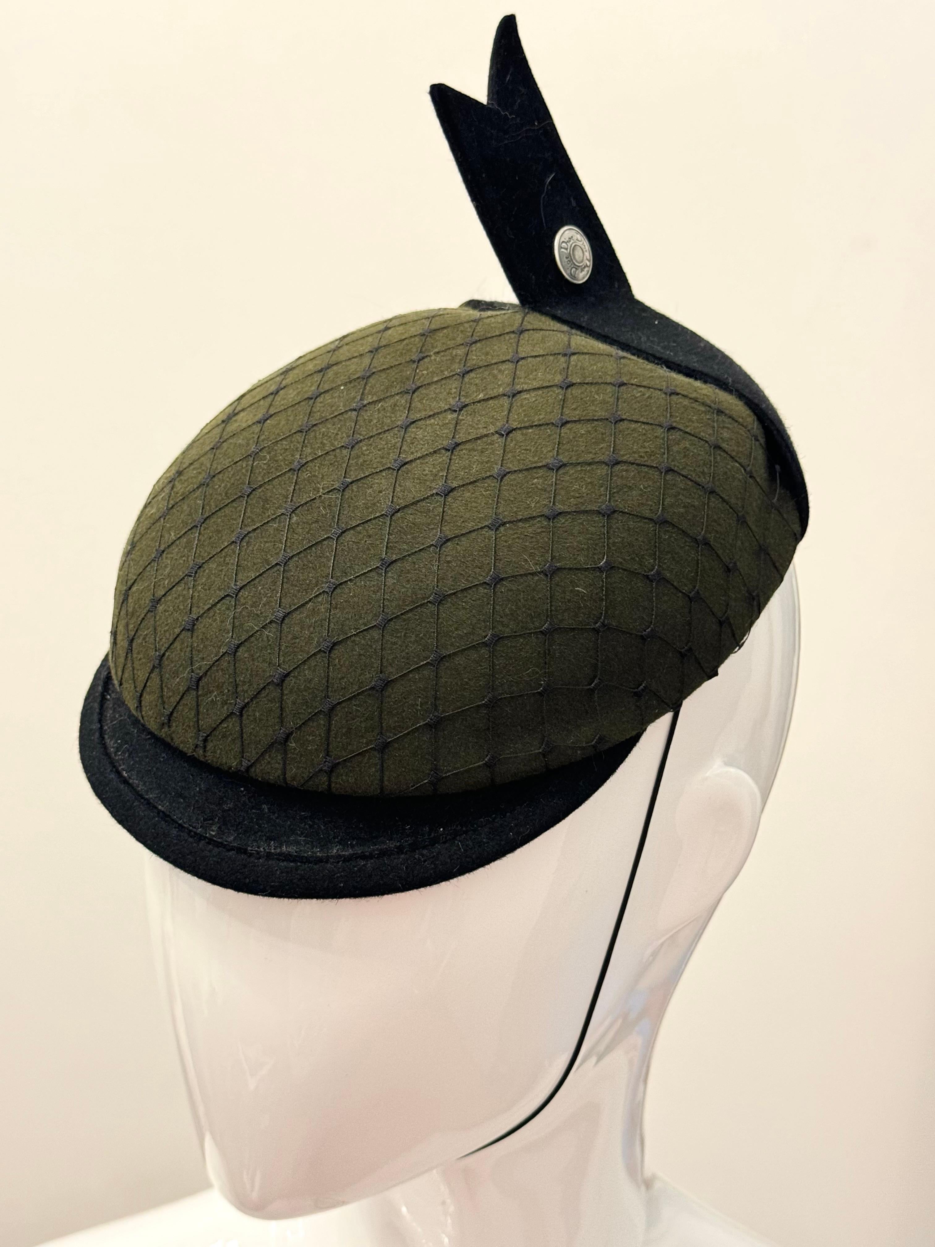 Beige Christian Dior by John Galliano S/S 1999 communist green fascinator hat en vente