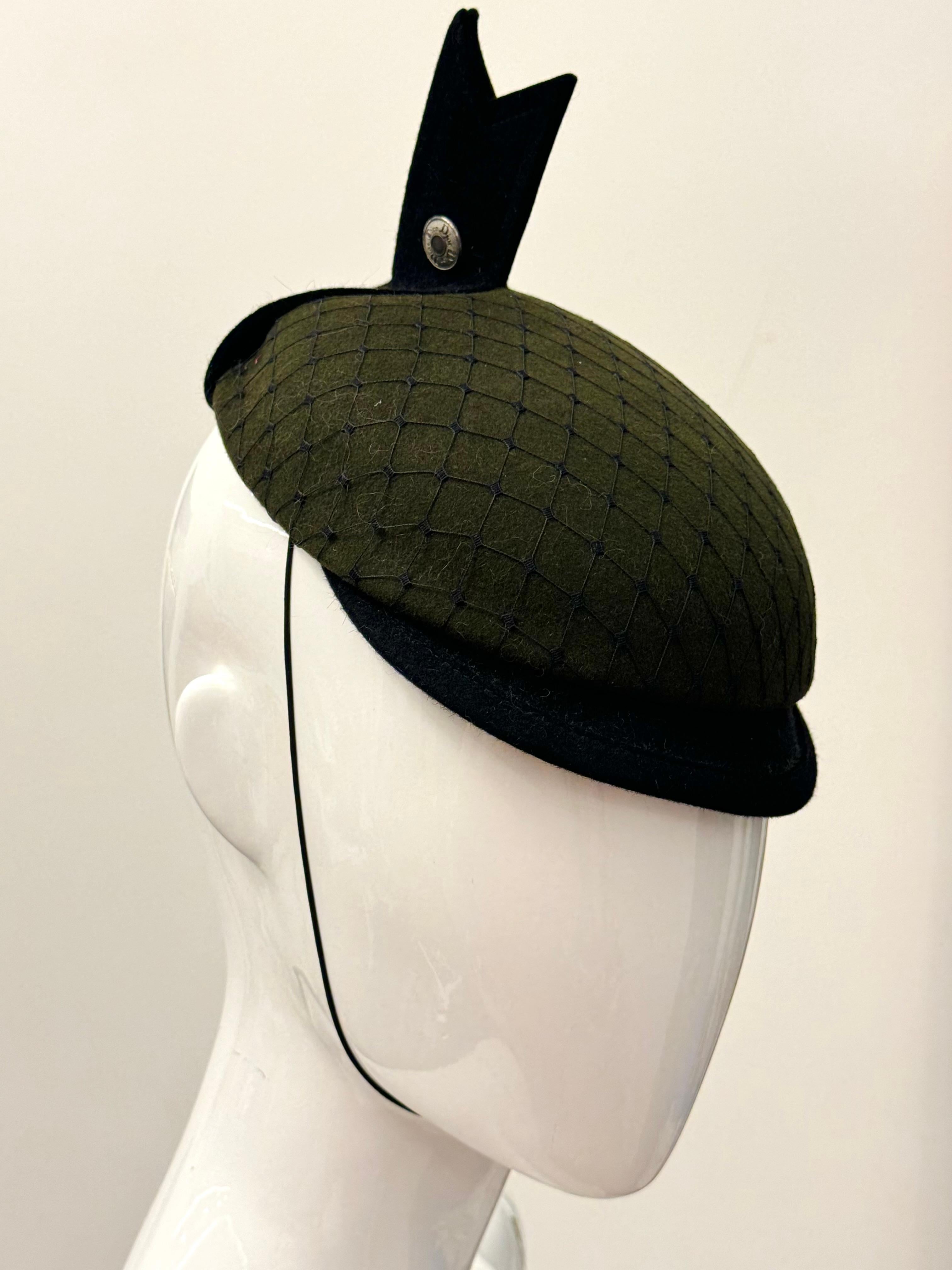 Christian Dior by John Galliano S/S 1999 communist green fascinator hat Excellent état - En vente à PARIS, FR