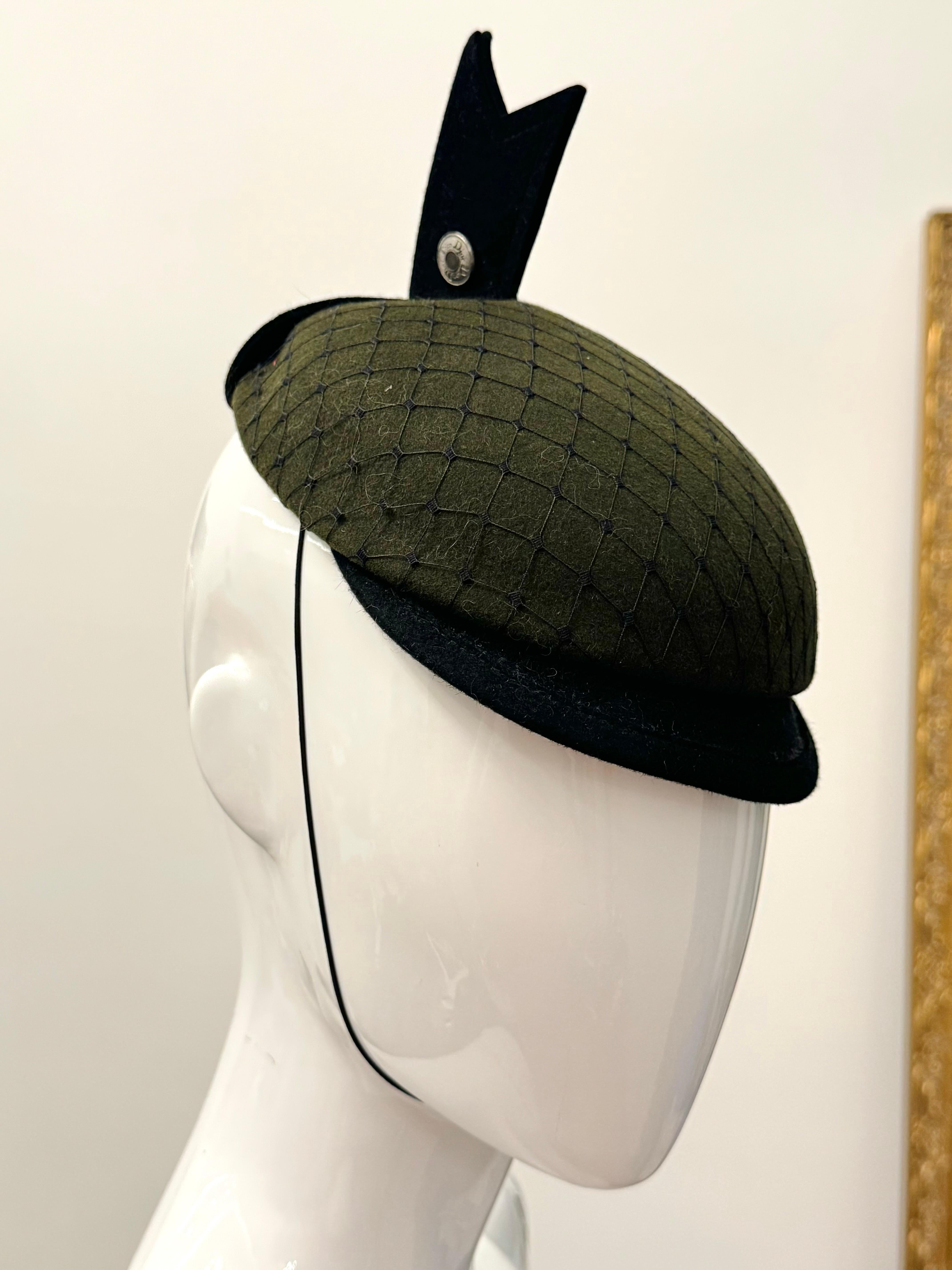 Christian Dior by John Galliano S/S 1999 communist green fascinator hat en vente 2