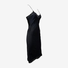 Christian Dior par John Galliano, collection printemps-été 2001 : robe nuisette en jacquard monogramme noir, bordée de dentelle