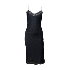 Christian Dior par John Galliano, collection printemps-été 2001 : robe nuisette en jacquard monogramme noir, bordée de dentelle