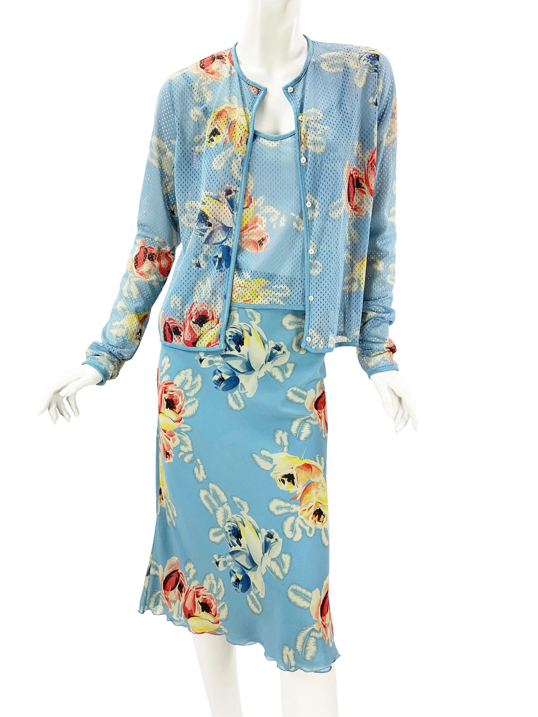 Christian Dior by John Galliano Silk Blue Flower Print 3 pc Skirt Set
Collection S/S 2001
Taille 42 - US 10 - UK 14
Veste et top cami imprimés de fleurs bleues créés à partir d'un tissu perforé léger. 
Veste : longueur - 22 pouces, buste - 36/38