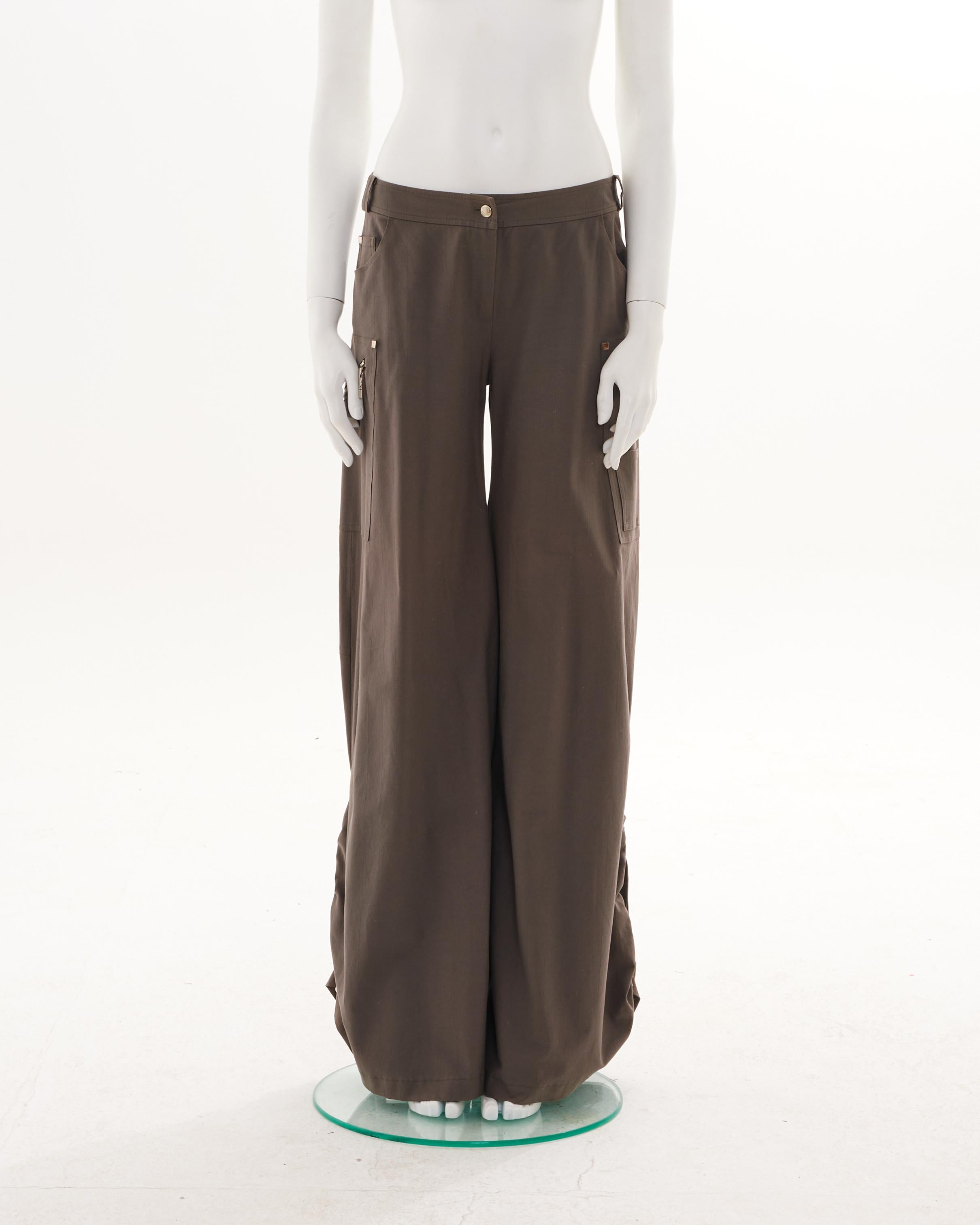 - Designed by John Galliano
- Sold by Skof.Archive
- Spring-Summer 2004
- Grey oversize cotton cargo pants 
- Back bottom adjustable straps 
- Front side zipper closure with logo
- Fit over on the legs 
- Made in France 
- Size:  FR 38 - IT 42 - UK