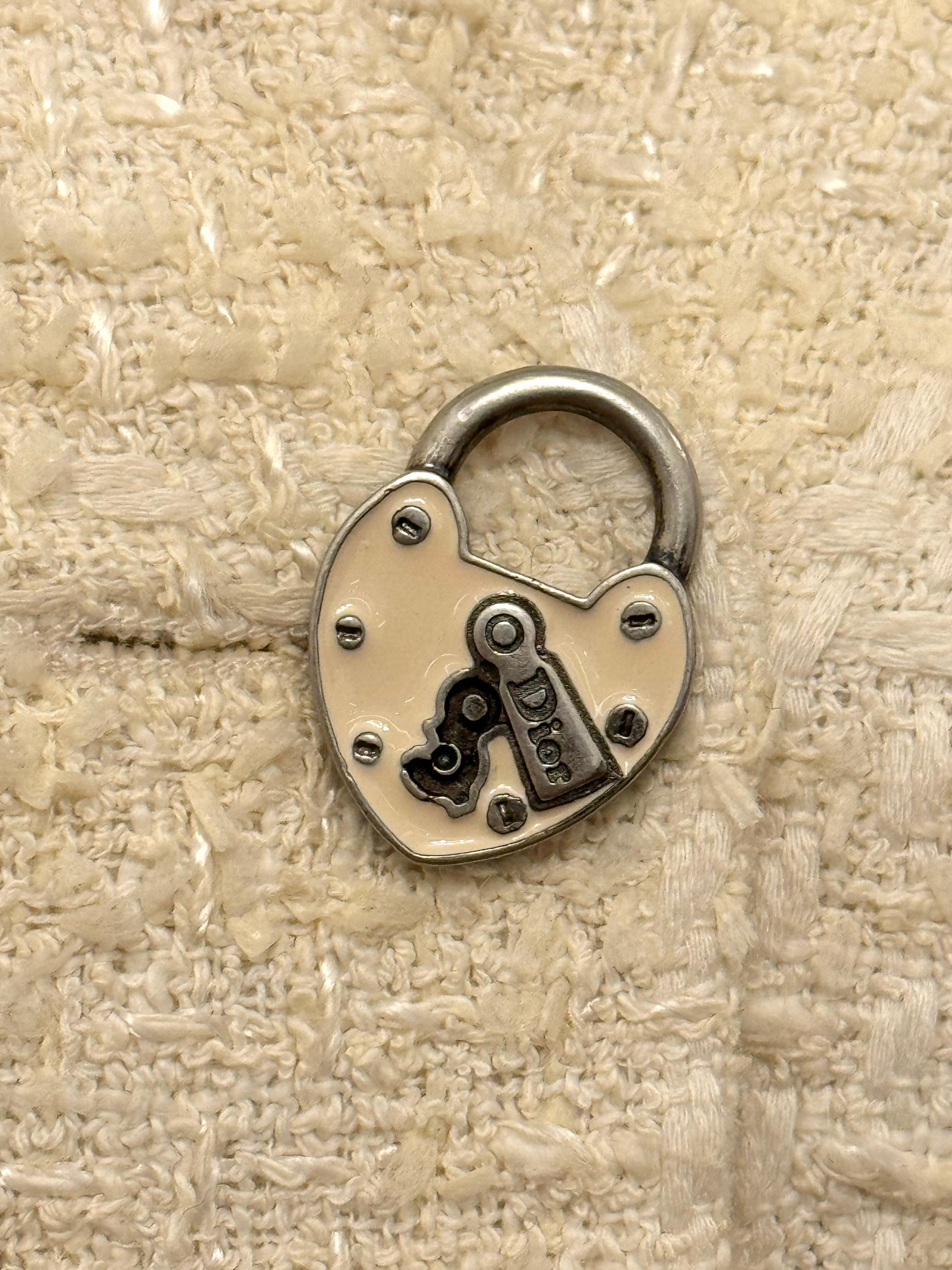 Cappotto in tweed d'archivio della collezione primavera estate 2005 di Christian Dior for John Galliano. Taglia 36 FR, veste US 0/2. La fodera presenta un leggero ingiallimento sulle ascelle, come si vede nella foto, e manca un bottone su una