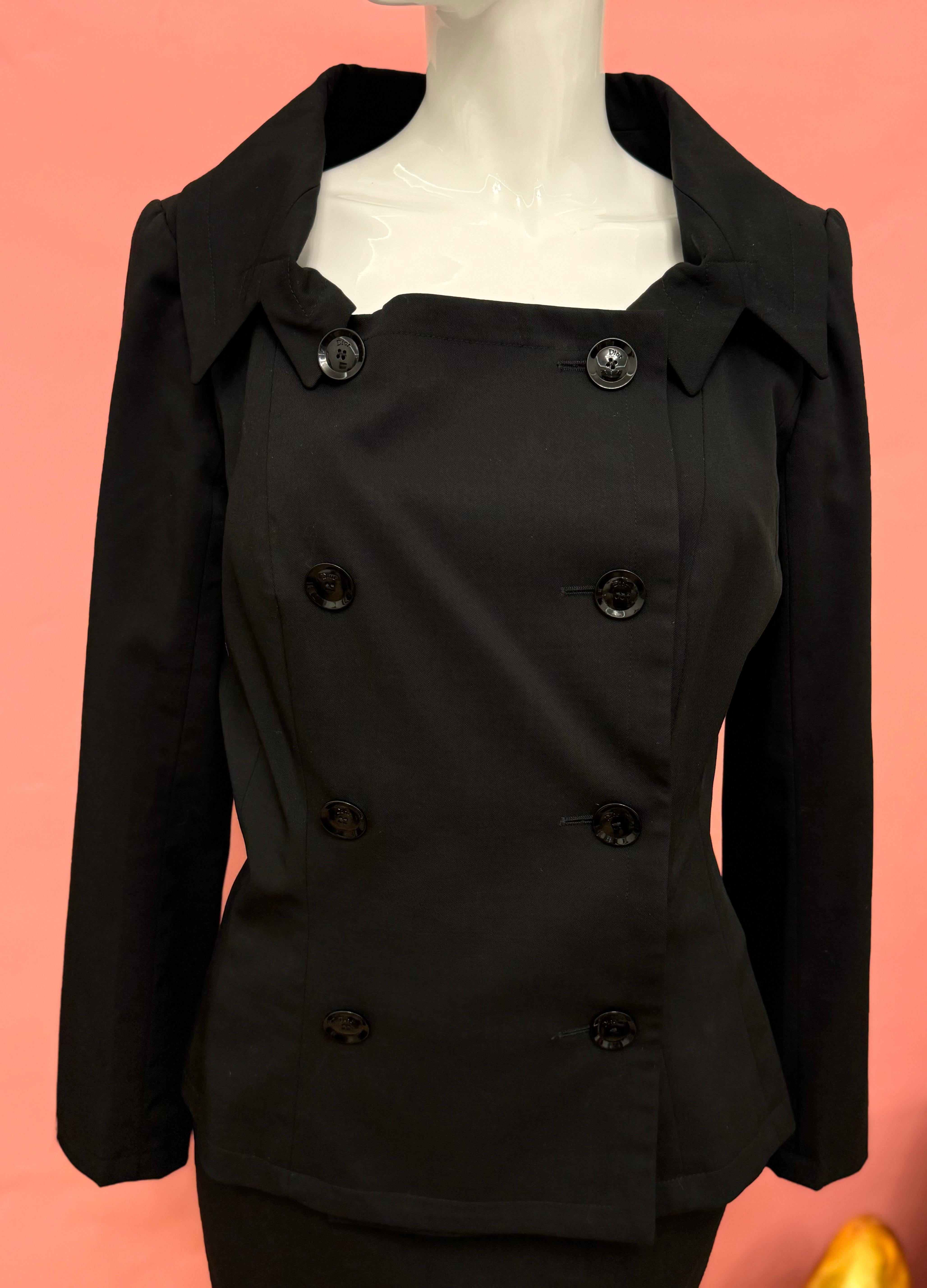 Christian Dior by John Galliano Frühjahr Sommer 2006 schwarzer Anzug Rock, erstaunliche Design und Form, übergroße Knöpfe mit Dior, die Jacke ist Größe 38 FR auf dem Etikett und der Rock ist Größe 36 FR auf dem Etikett, kann es bis zu US 4-6 passen