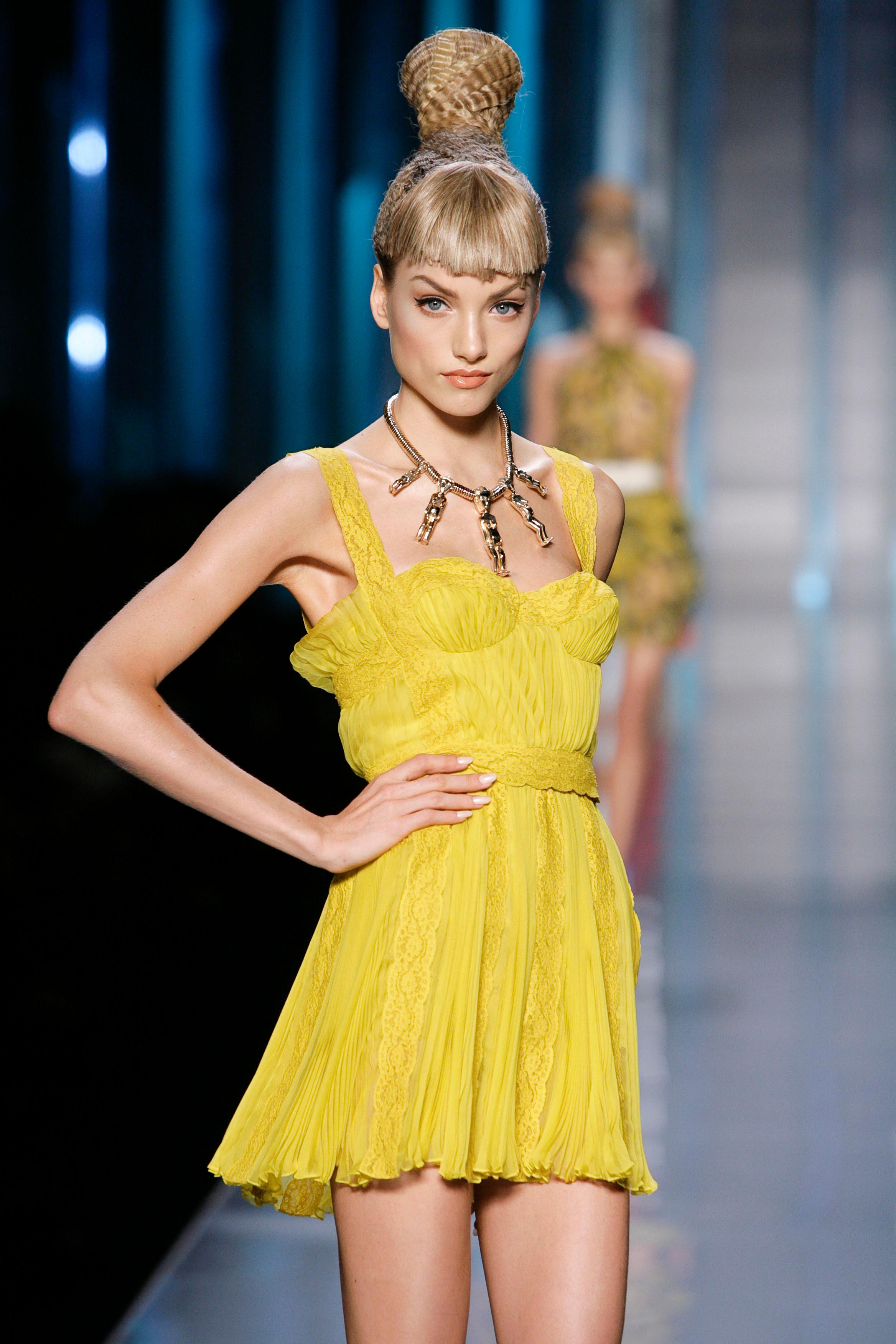 Christian Dior by John Galliano Spring/Summer 2009 - Robe nuisette en mousseline de soie plissée en accordéon et en dentelle, de couleur jaune tournesol.

Échantillon de presse britannique.

Taille étiquetée FR36.

Il y a une déchirure de la soie à