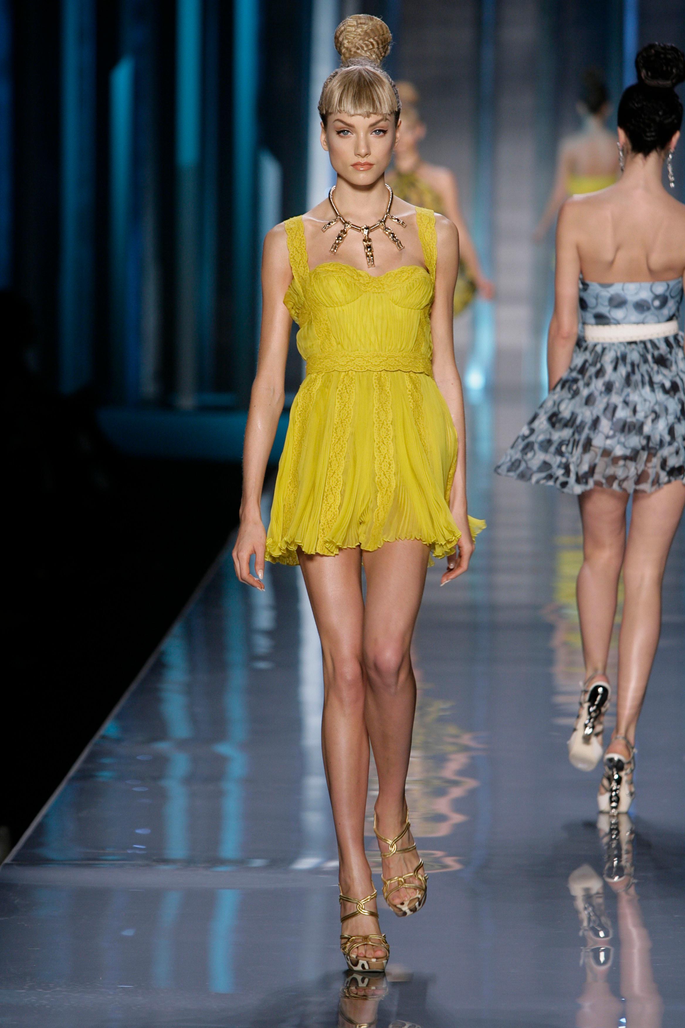 Jaune Christian Dior by John Galliano S/S09 - Robe babydoll plissée en mousseline de soie jaune en vente