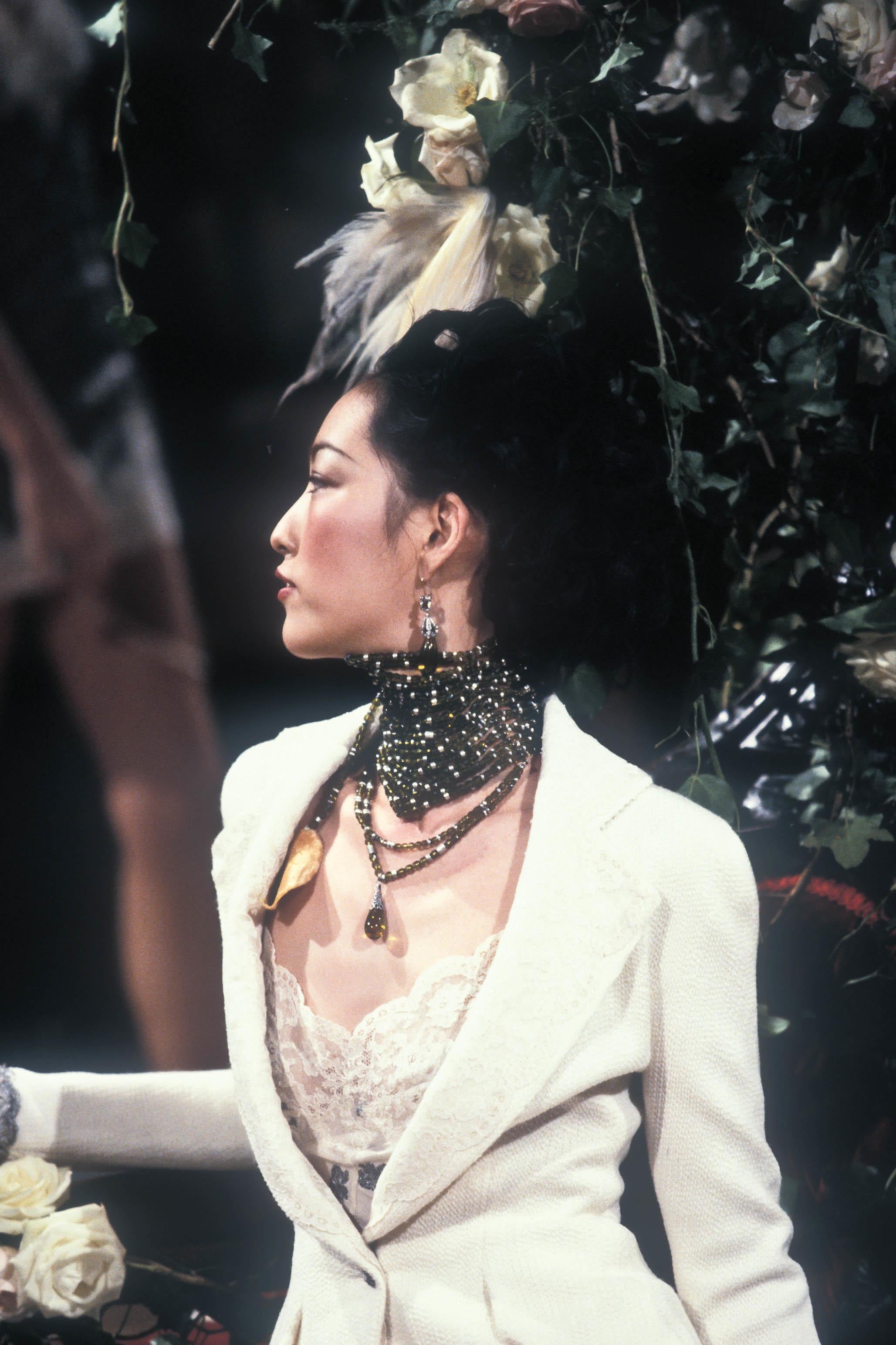 Ein seltenes und sehr begehrtes Stück aus einer der theatralischsten und einflussreichsten Saisons von John Galliano im Hause Dior. Diese Jacke stammt aus der kultigen Frühjahr/Sommer-Kollektion 1998 