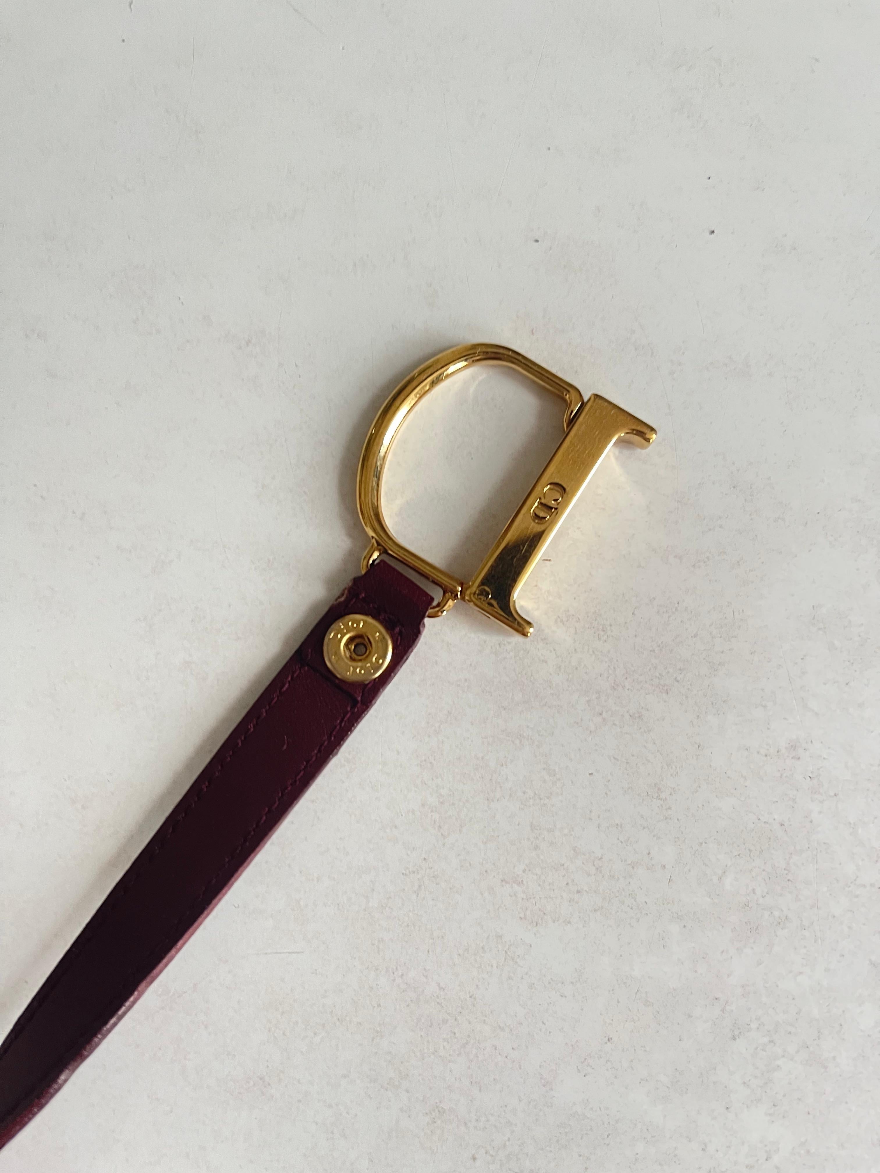 Plongez dans l'univers du créateur visionnaire de Dior, John Galliano, grâce à ce superbe porte-monnaie Saddle de la collection emblématique de 2002. 

Conçu pour captiver et inspirer, cet accessoire compact incarne l'esprit audacieux et