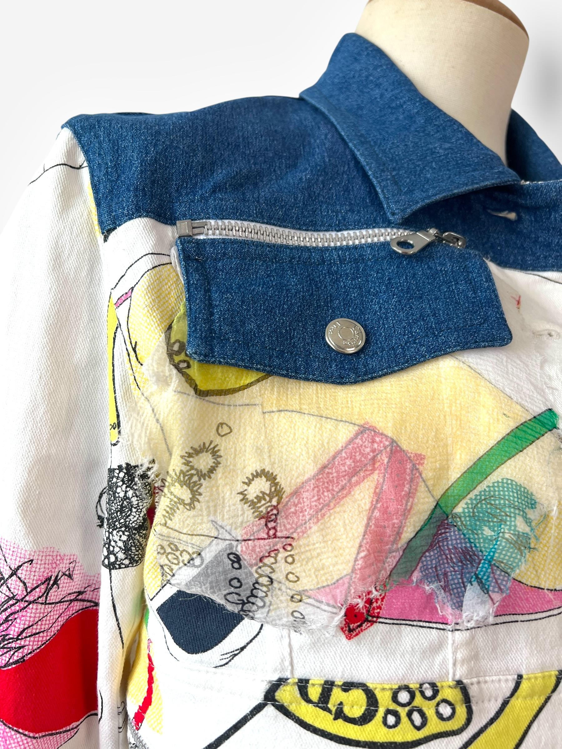 
Una excepcional chaqueta de muestra del reinado de Galliano en Dior a principios de la década de 2000, con sus característicos estampados directamente sobre tela vaquera azul, acentuada con detalles de seda blanca desgastada. El diseño incluye