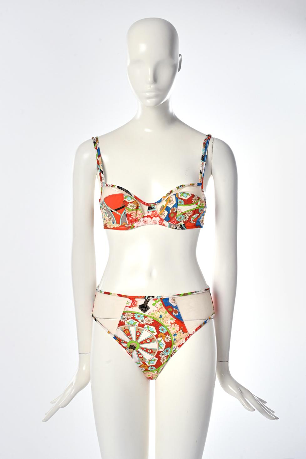 With the iconic Asian print from the 2001 Spring-Summer Dior campaign (cf. pictures 15, 16 & 17) and the runway fashion show, this brand new two pieces swimsuit features a sexy see-through mesh fabric for a guaranteed head-spinning effect ! Labelled