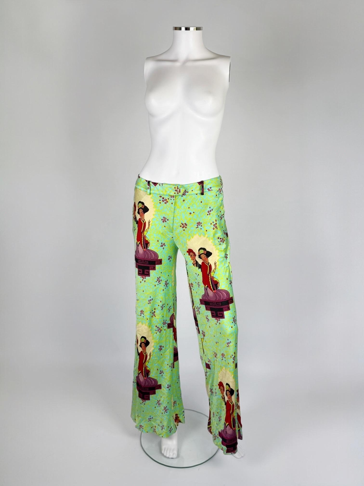 Pantaloni in seta Christian Dior for John Galliano, 2002
Squisiti pantaloni in seta di altissima qualità
Stampa alllover con figure illustrate su un motivo floreale geometrico verde acqua e lime.
Chiusura con zip e gancio
Condizioni vintage molto