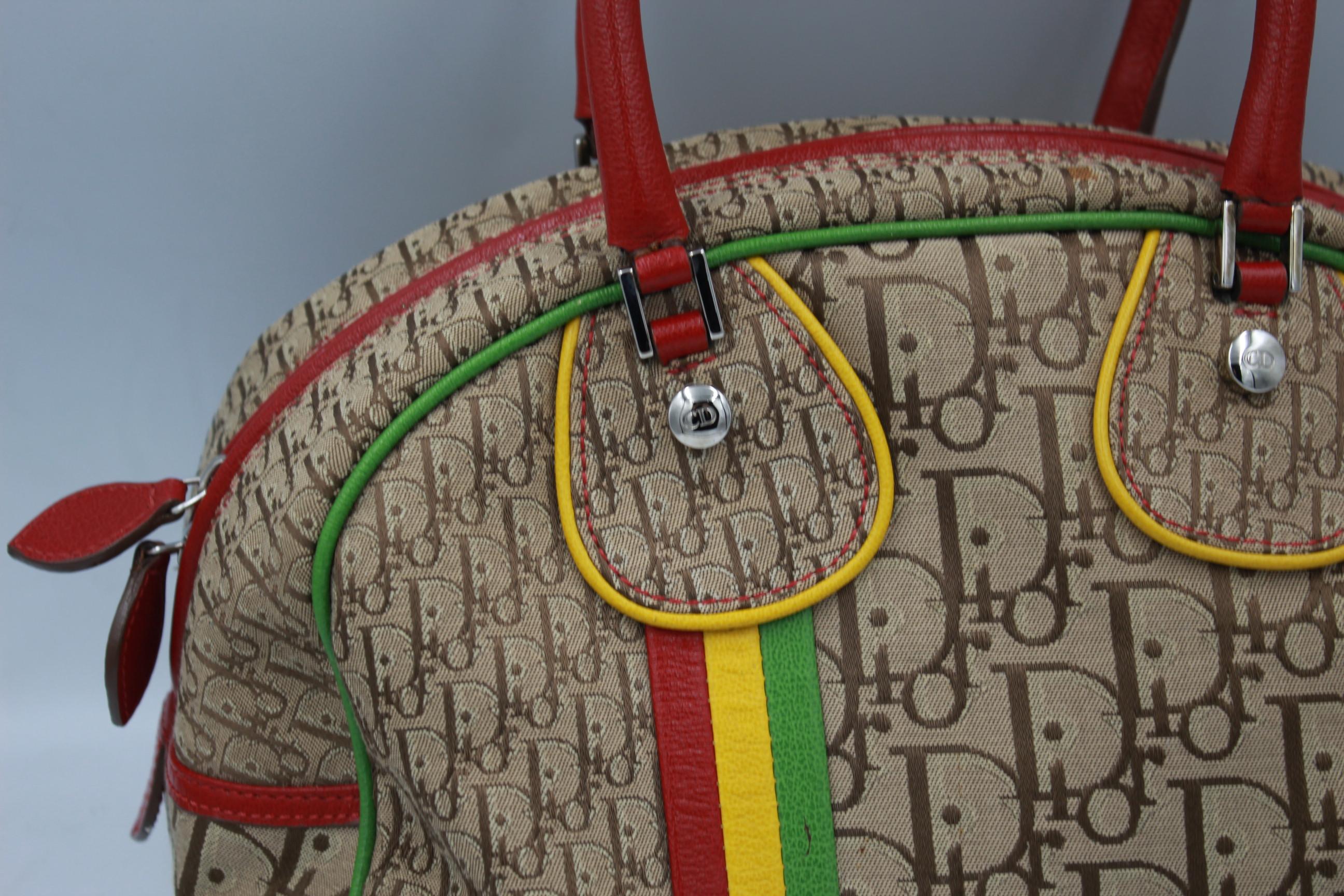 Christian Dior Rasta Bowling bag in canvas and multicolor leather.
Really good condition
Size 26x21