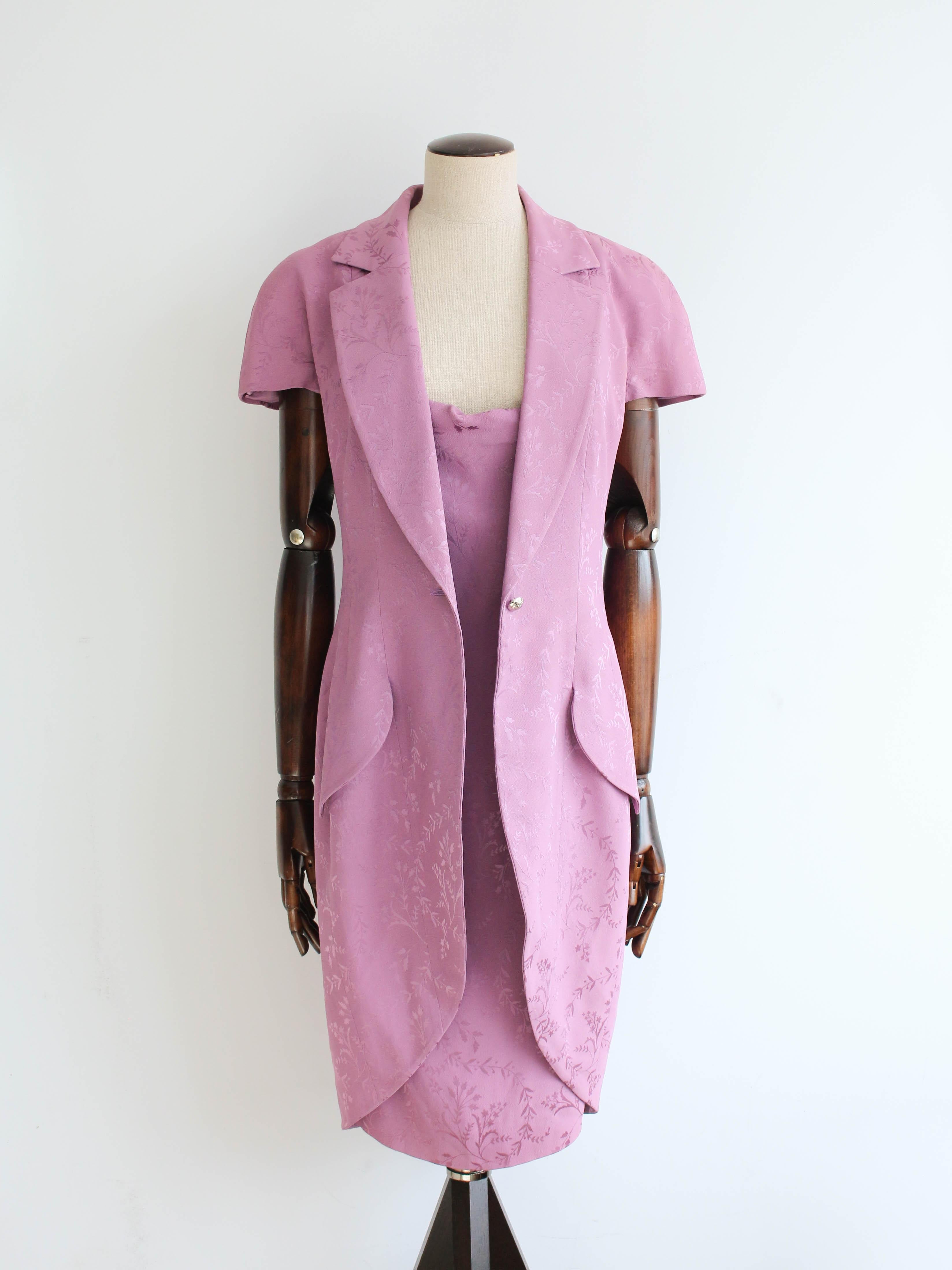 Christian Galliano for Christian Dior Primavera 1998 Mini abito e giacca in damasco lilla in vendita 4