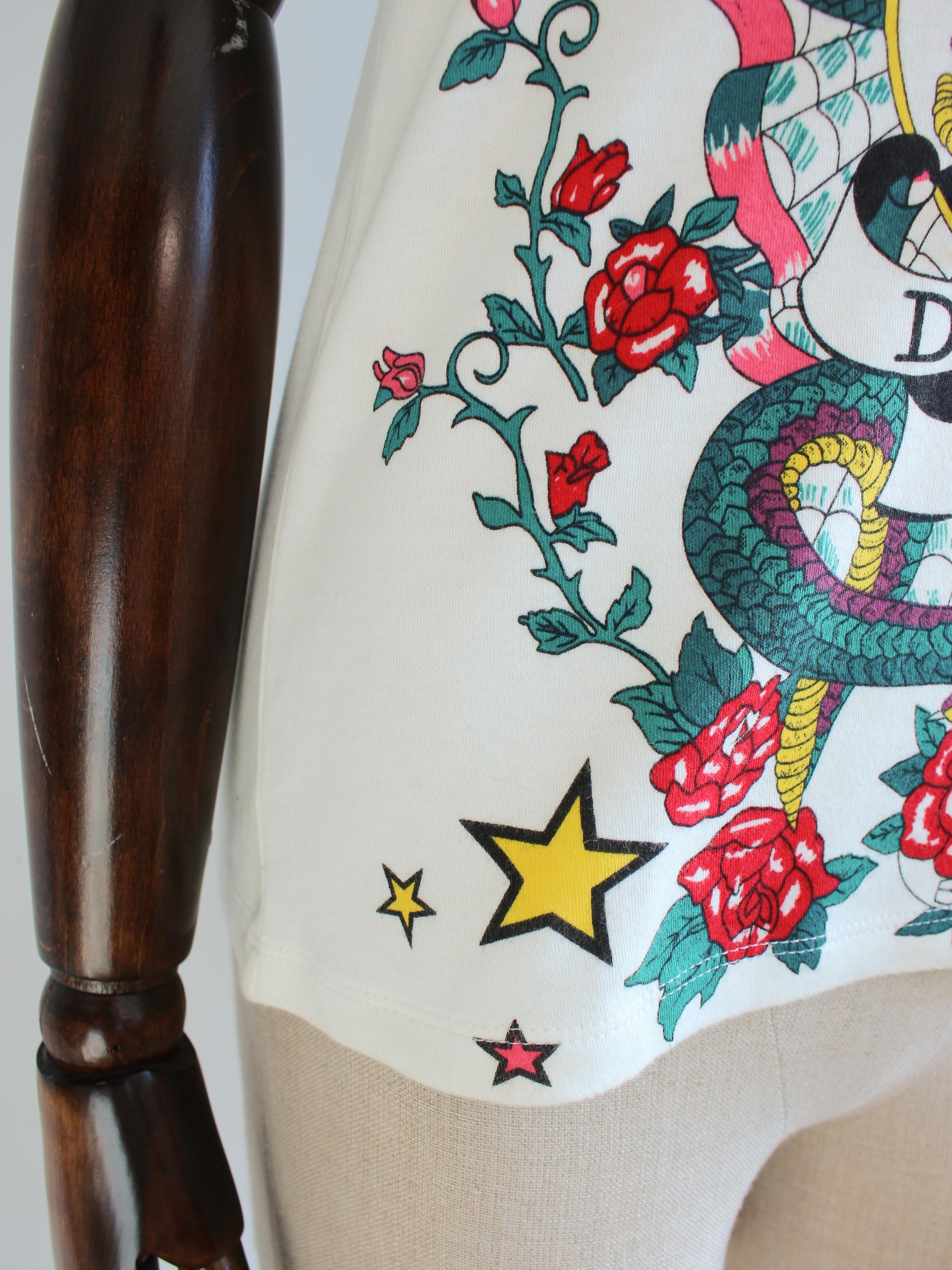 Christian Dior by John Galliano for Christian Dior Primavera 2004: maglietta con tatuaggio 'Gitane' e spilla in vendita 5