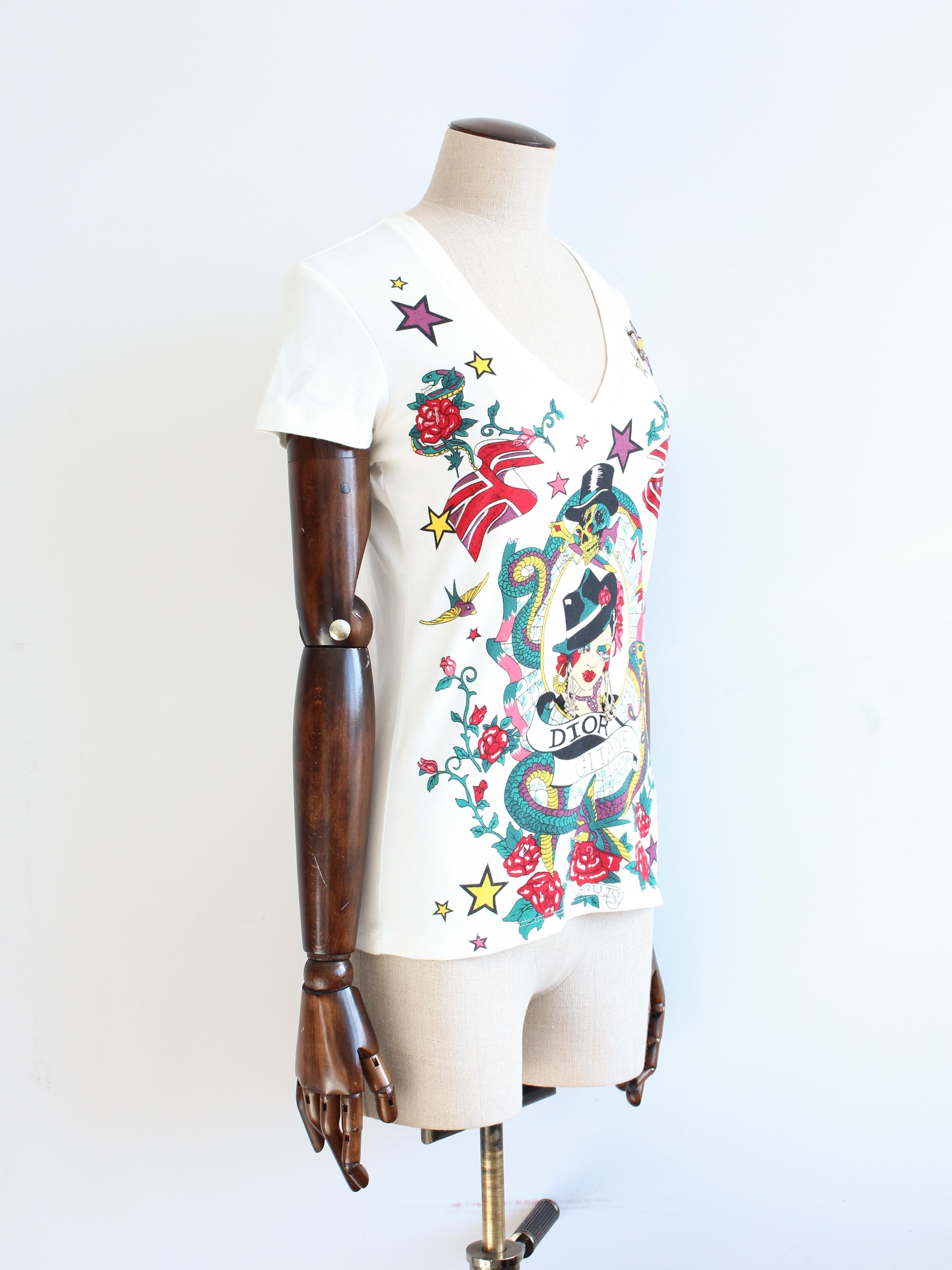 Christian Dior Primavera/Estate 2004 by John Galliano 'Gitane', t-shirt con stampa tatuaggio marinaresco, orecchini e strass.

Include una spilla a forma di rondine firmata Dior in smalto. In ottime condizioni.

Contrassegnato dalla taglia FR38.

In