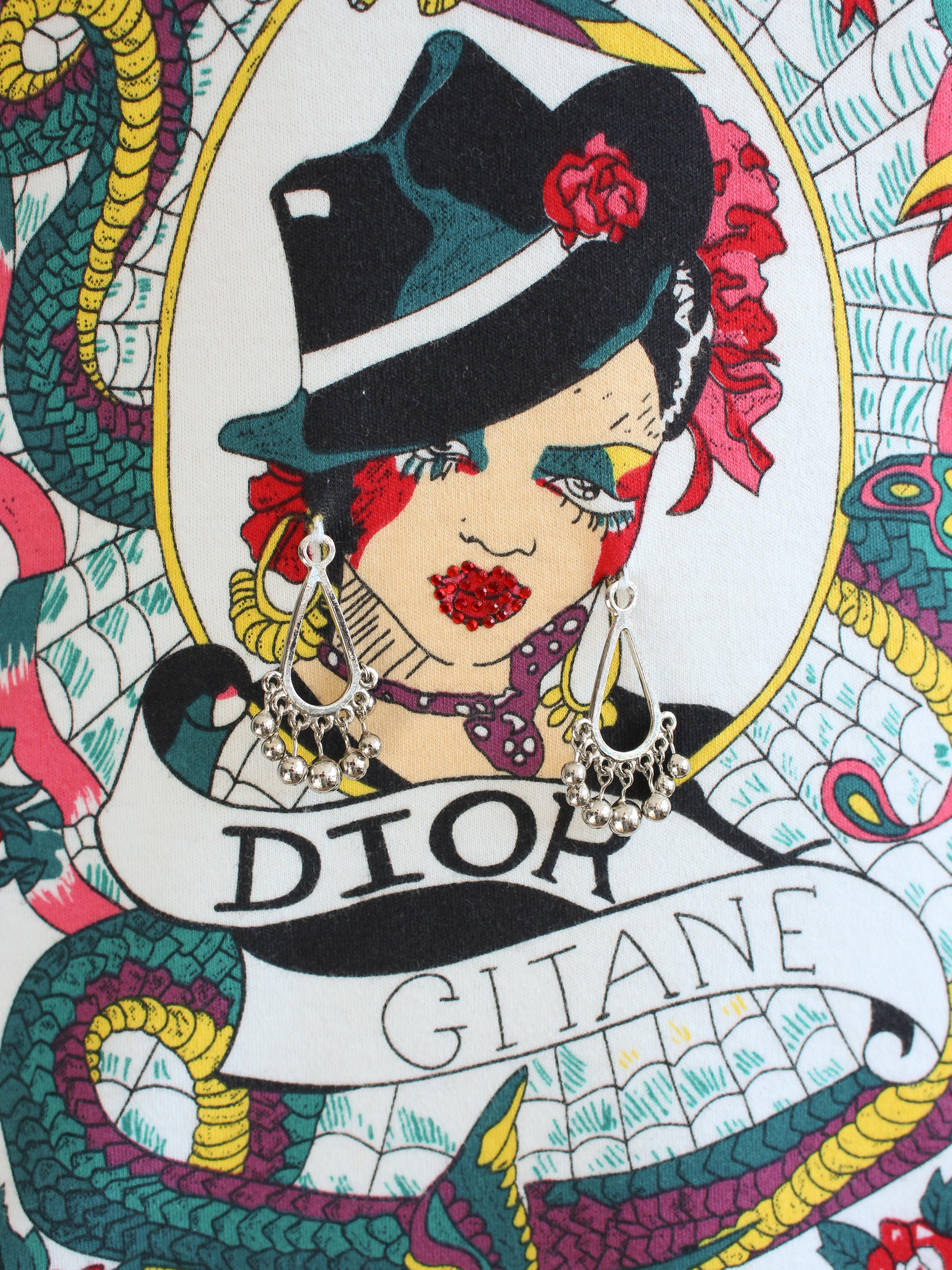 Donna Christian Dior by John Galliano for Christian Dior Primavera 2004: maglietta con tatuaggio 'Gitane' e spilla in vendita