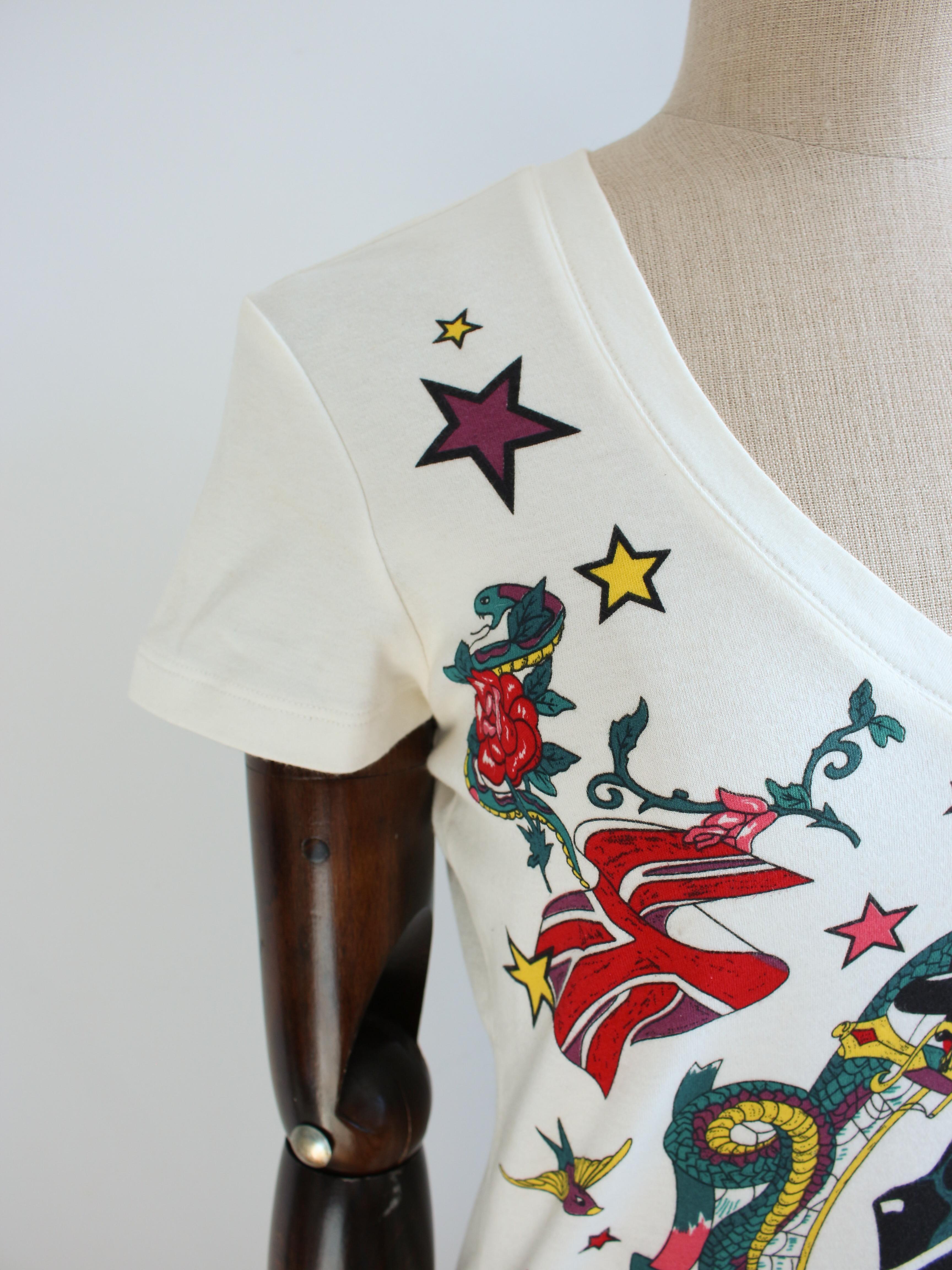 Christian Dior by John Galliano for Christian Dior Primavera 2004: maglietta con tatuaggio 'Gitane' e spilla in vendita 3