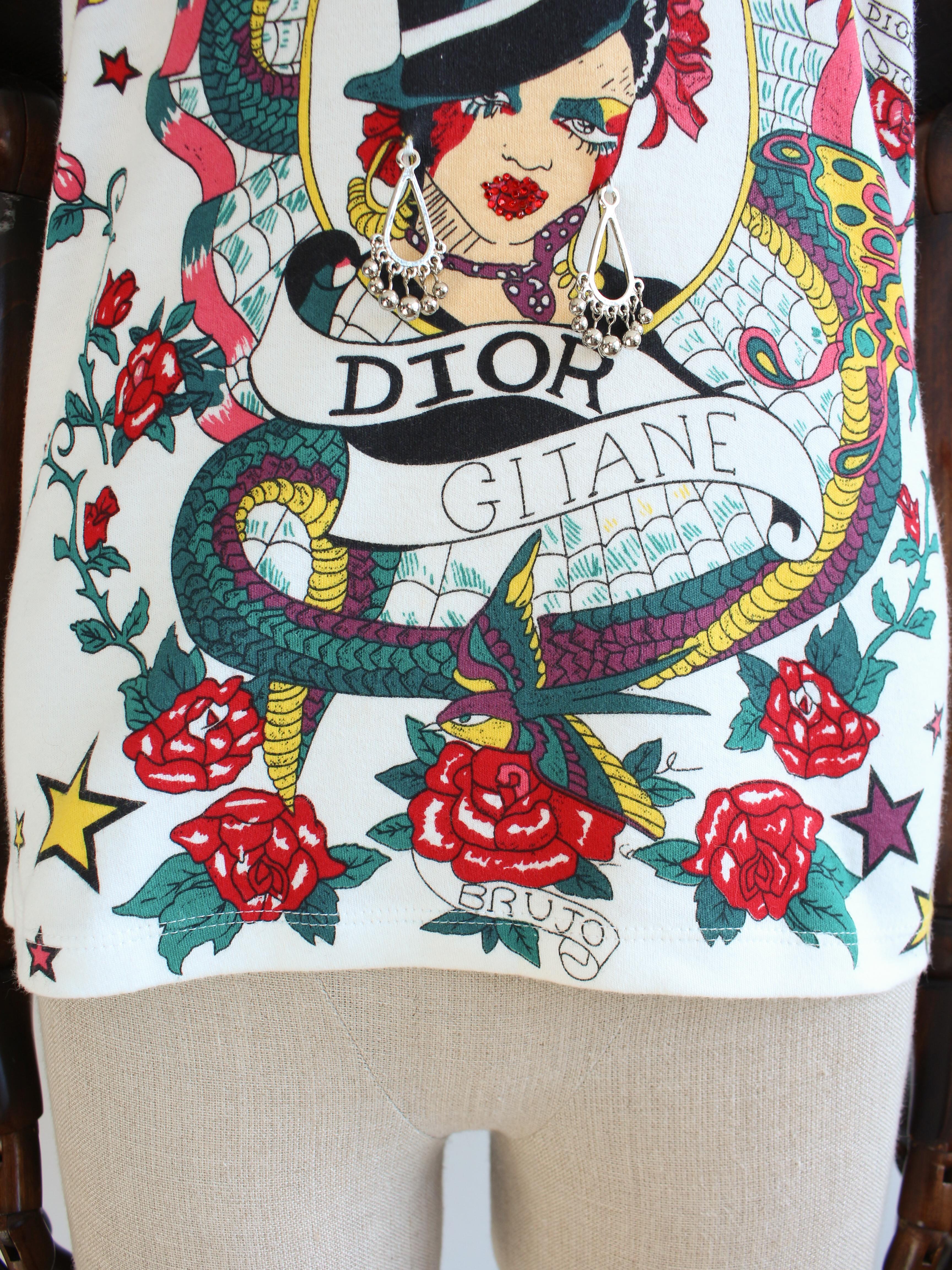 Christian Dior by John Galliano for Christian Dior Primavera 2004: maglietta con tatuaggio 'Gitane' e spilla in vendita 4