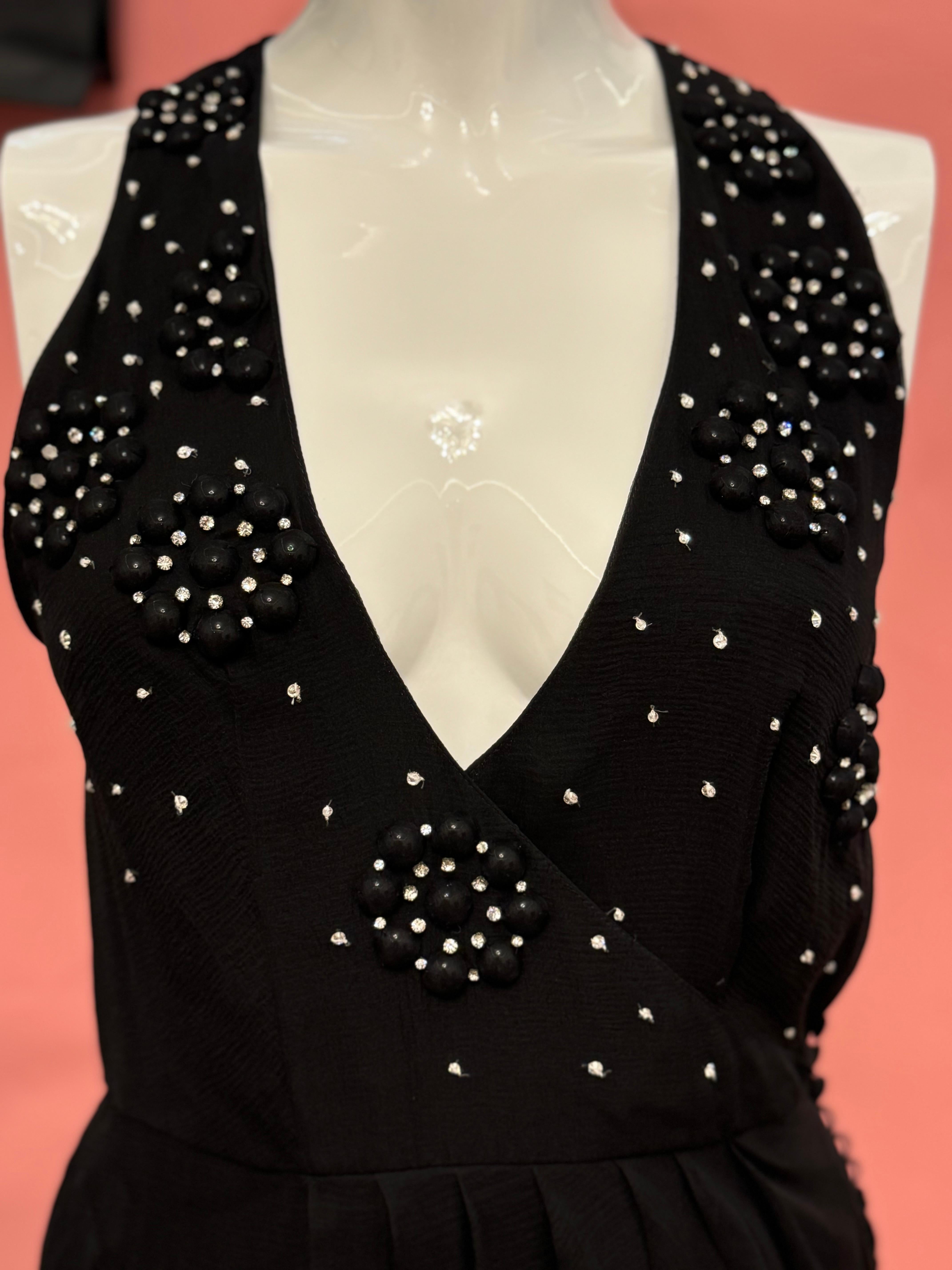 Christian Dior by John Galliano Spring Summer 2007 Robe de cocktail en mousseline de soie taille 36 FR buste 30 pouces, paillettes et pierres facettées montées avec boutons auto-couverts sur le côté slip en soie intégrale. 