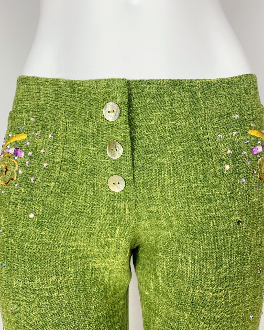 Pieza rara y de colección de la colección Primavera/Verano 2002 de Christian Dior bajo la dirección de John Galliano. 

Confeccionados en vibrante lino verde, estos pantalones entallados presentan un intrincado bordado multicolor de flores y