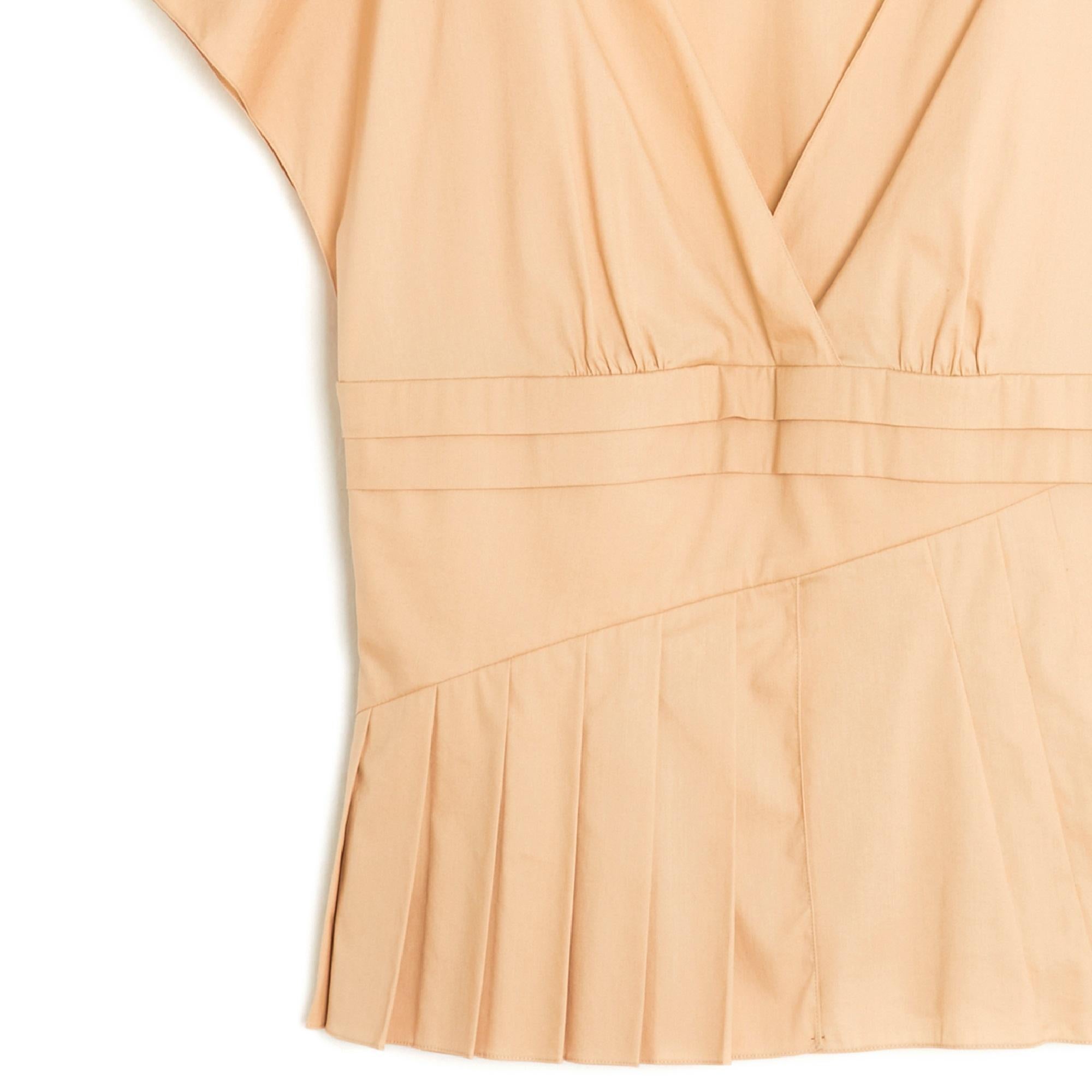 Christian Dior top SS 2007 collection by John Galliano blouse in light beige cotton blend gabardine, deep V-neckline in front, partially pleated under the waist, unlined, zip fastening on the side. Size 42FR (fits 40FR): shoulders 40 cm, chest 42