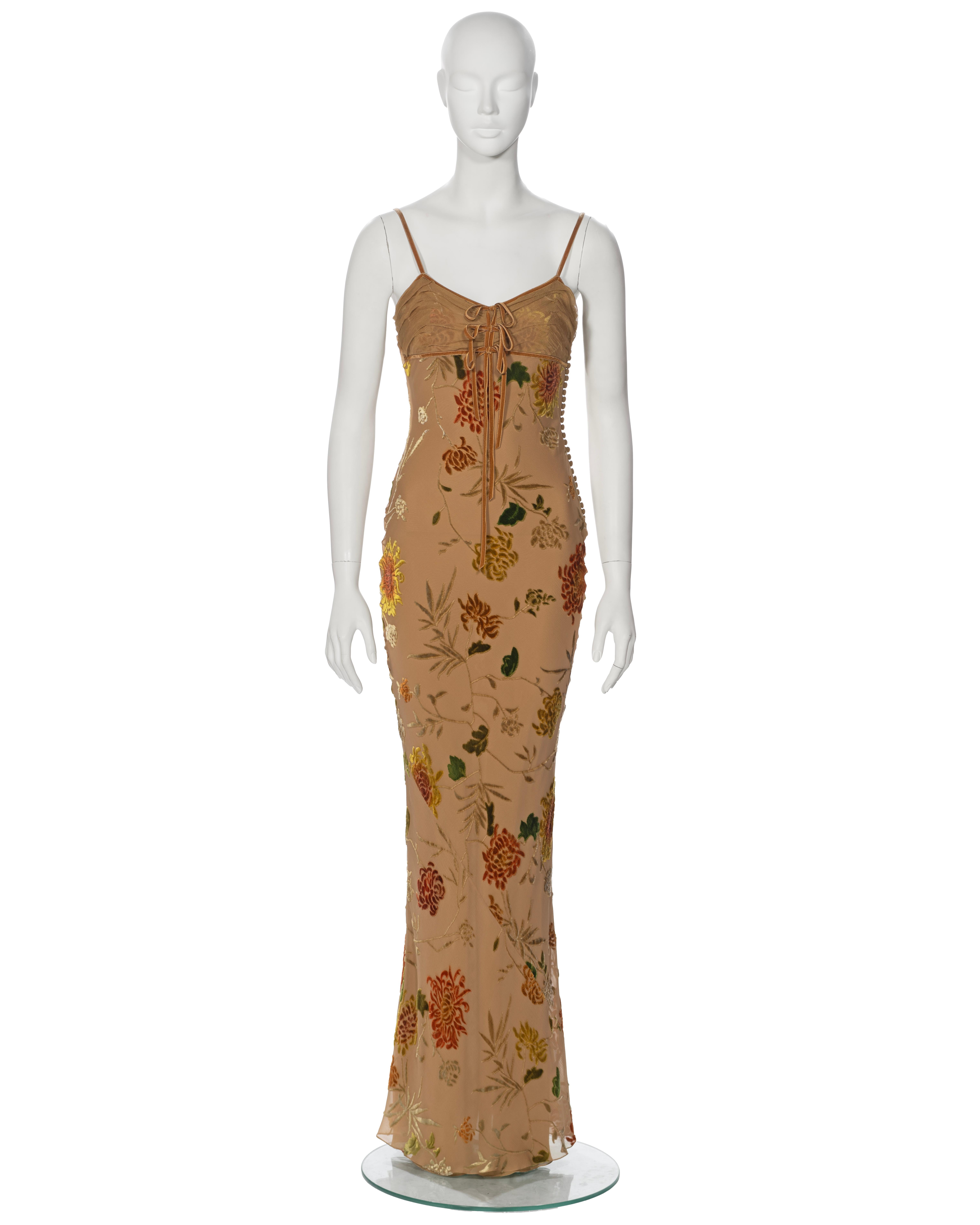 ▪ Archival Christian Dior Maxi Dress
▪ Creative Director: John Galliano
▪ Spring-Summer 2006
▪ Elegantly crafted from tan velvet devoré, this dress showcases a captivating floral motif in a palette of green, yellow, orange, and brown
▪ Sumptuous