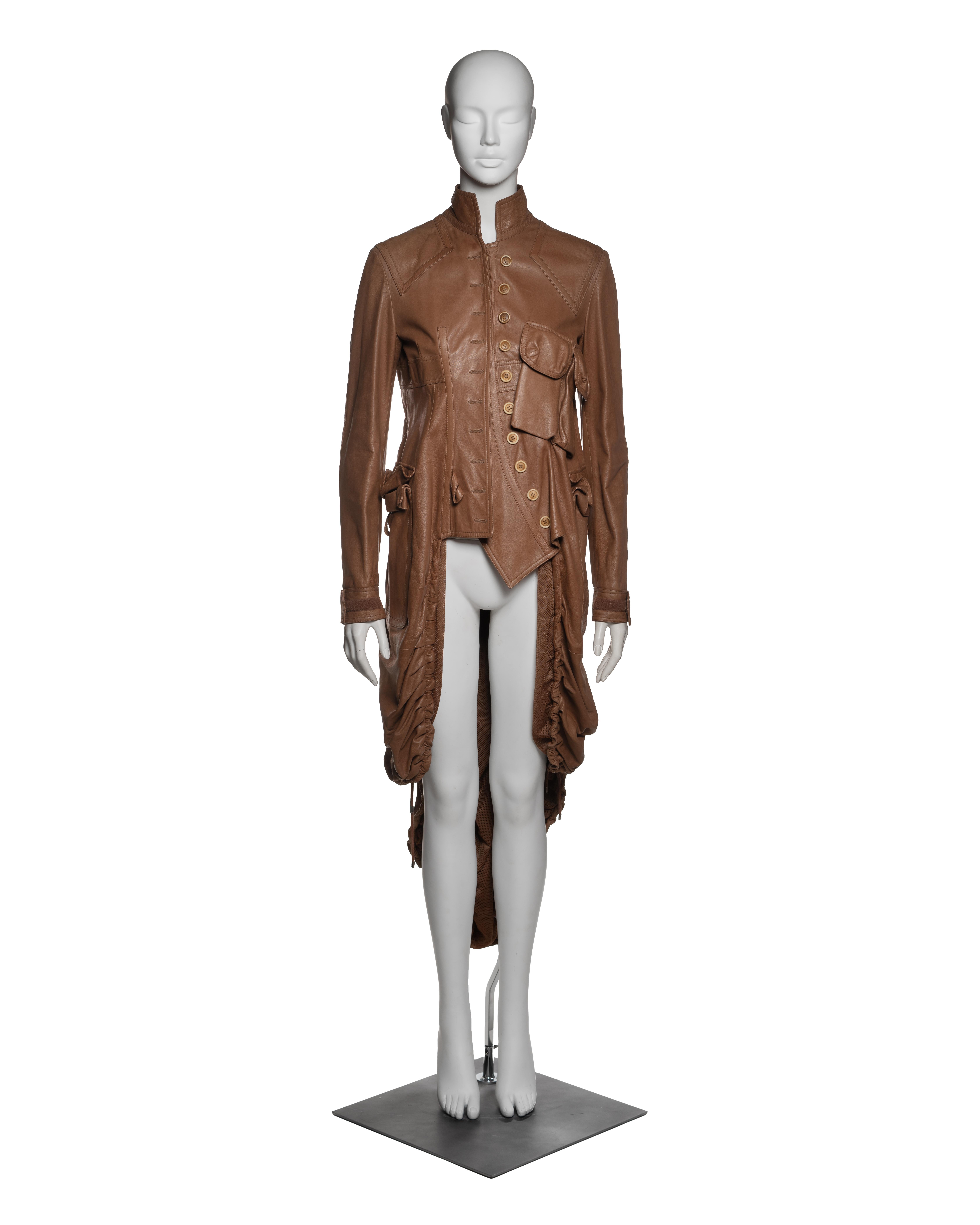 Cappotto in pelle di agnello di Christian Dior by John Galliano, Autunno-Inverno 2005. Il design si ispira ai cappotti militari e da camera del XVIII secolo e presenta un corpetto aderente con cuciture articolate e un collo alto. I bottoni di legno
