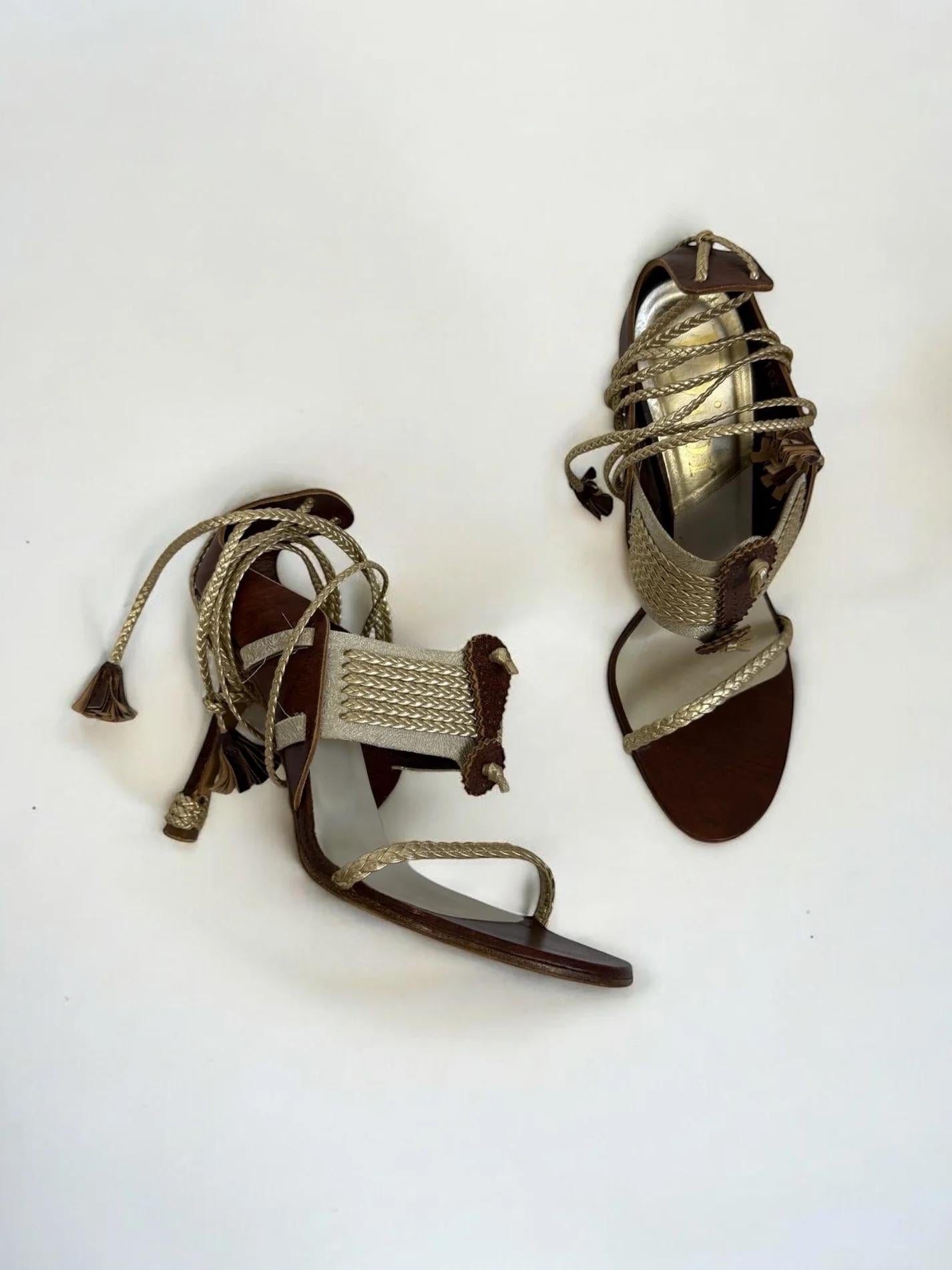 Sandales à glands Christian Dior by John Galliano, années 2000
Cuir marron avec lanières tressées en métal doré qui s'enroulent autour de la cheville.
Bon état vintage 
Taille : EUR 36.5