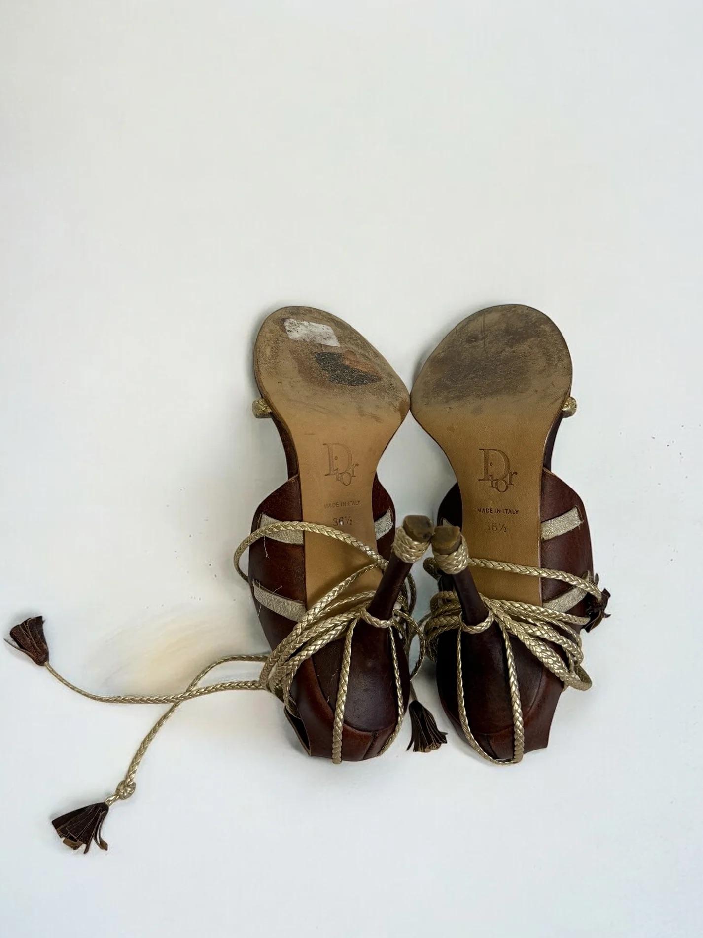 Sandales à pompon Christian Dior by John Galliano, c. 2000s Pour femmes en vente
