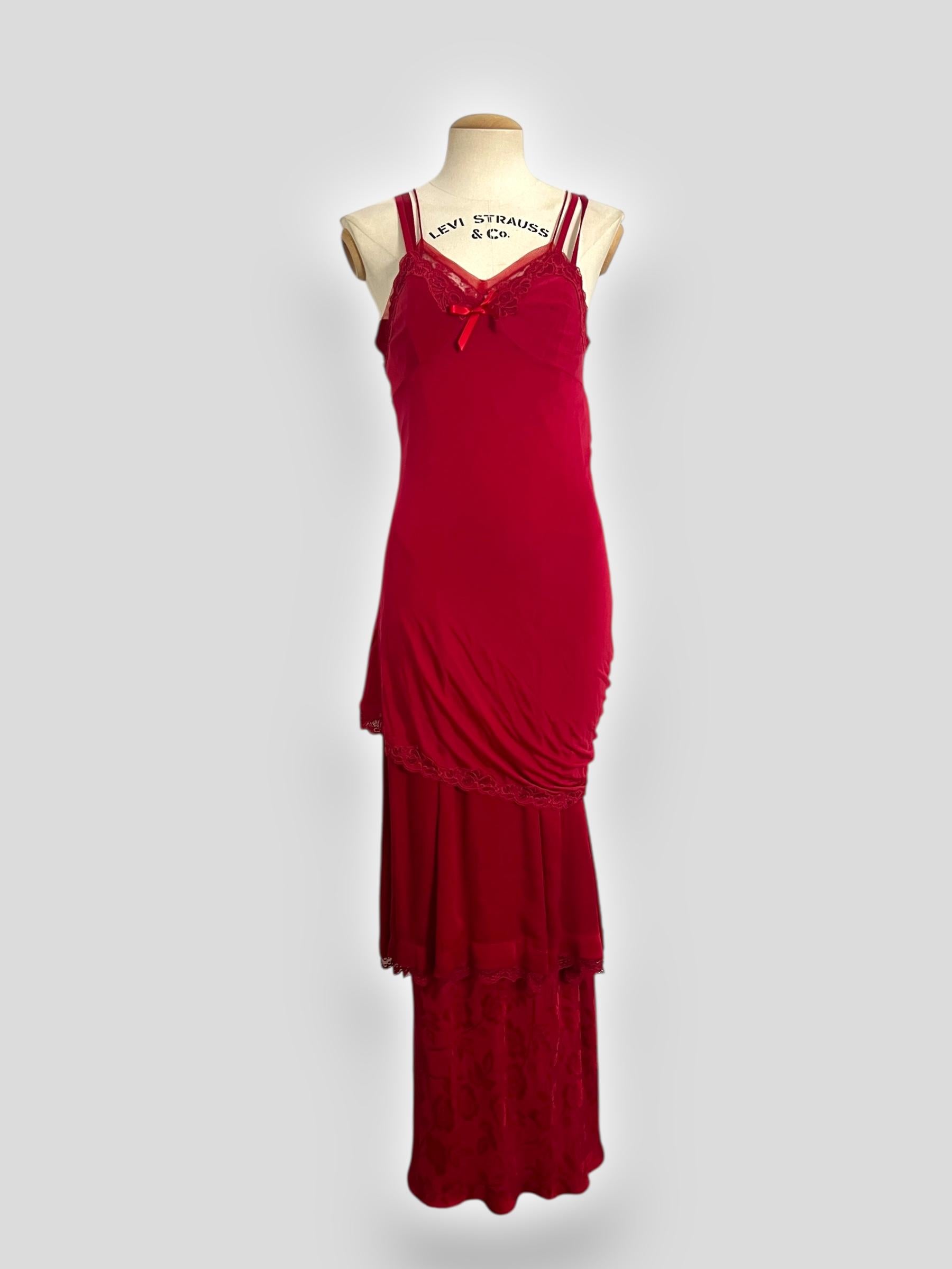 Un pezzo d'archivio eccezionalmente raro della collezione Autunno/Inverno 2005 di John Galliano per Dior, questo abito a tre strati riflette la complessità romantica che ha definito molte delle sue opere più iconiche. Il design consiste in tre abiti