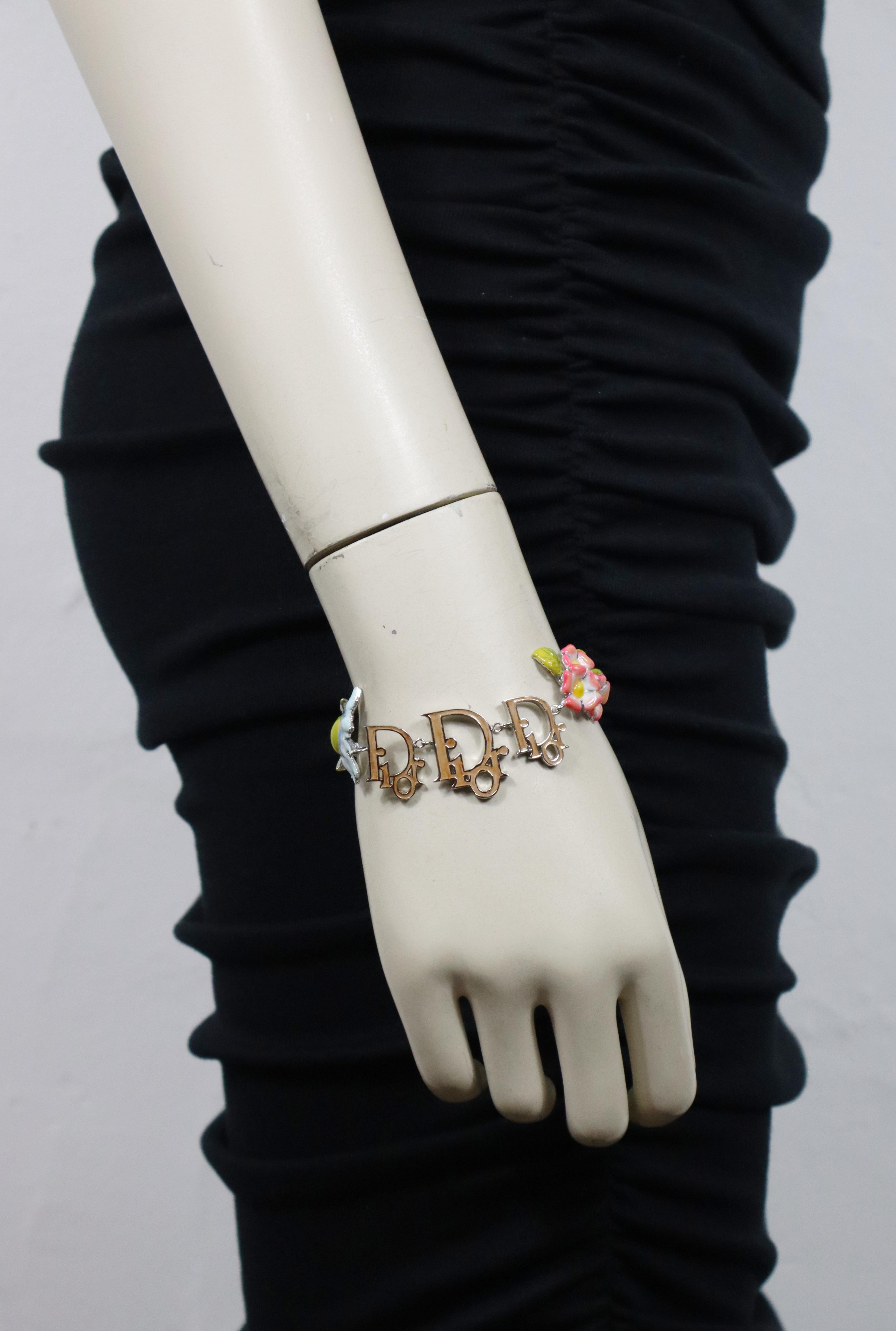 CHRISTIAN DIOR by JOHN GALLIANO vintage silver tone bracelet featuring flowers and logos embellished with multicolored enamel.

Adjustable lobster clasp.

Embossed DIOR.

Indicative measurements : adjustable length from approx. 16 cm (6.30 inches)