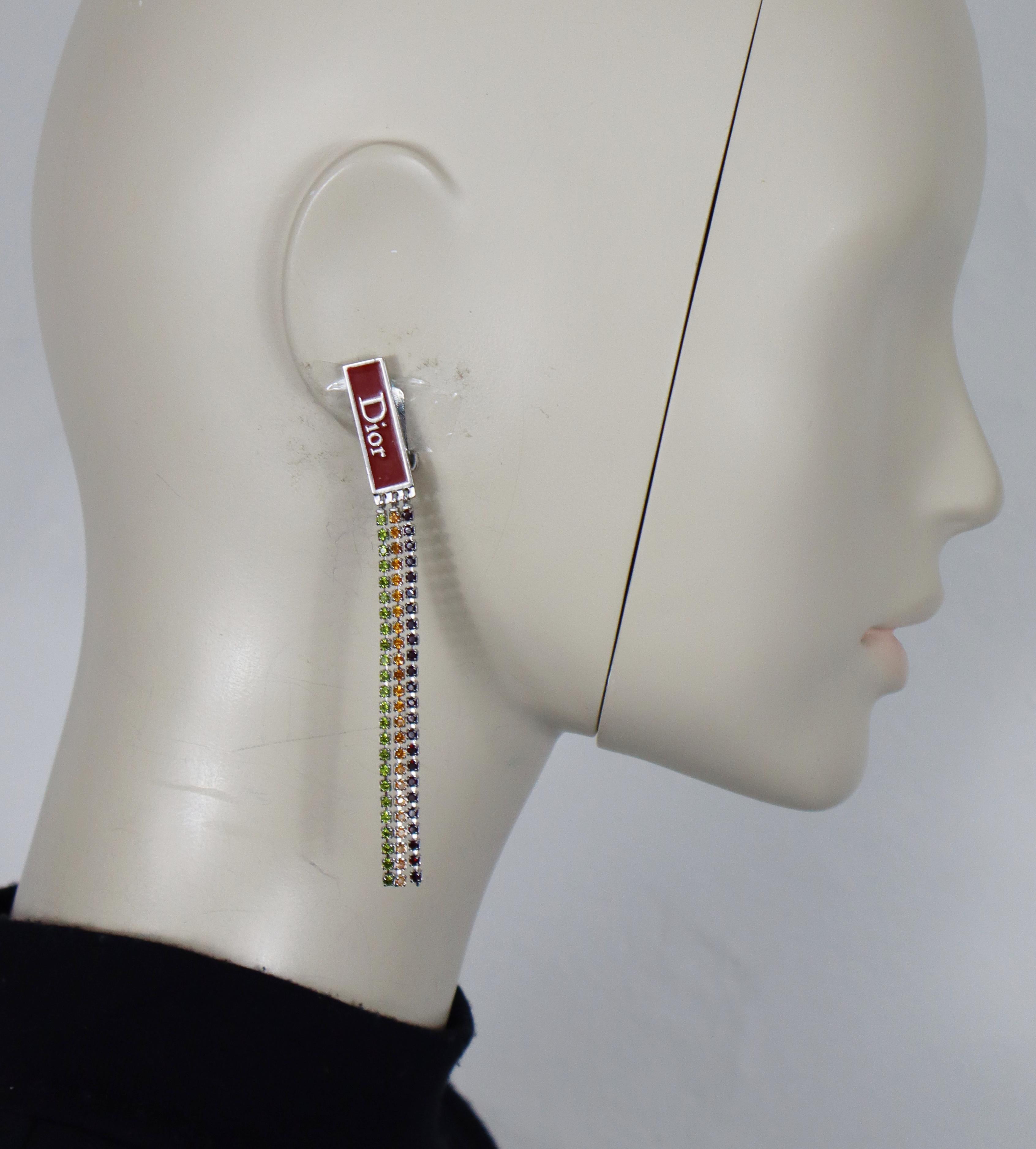 CHRISTIAN DIOR by JOHN GALLIANO pendientes de clip rasta vintage en tono plateado con cadenas de cristal multicolor.

DIOR en relieve.

Medidas orientativas: altura aprox. 9,8 cm / anchura aprox. 0,7 cm.

Peso por pendiente : aprox. 6