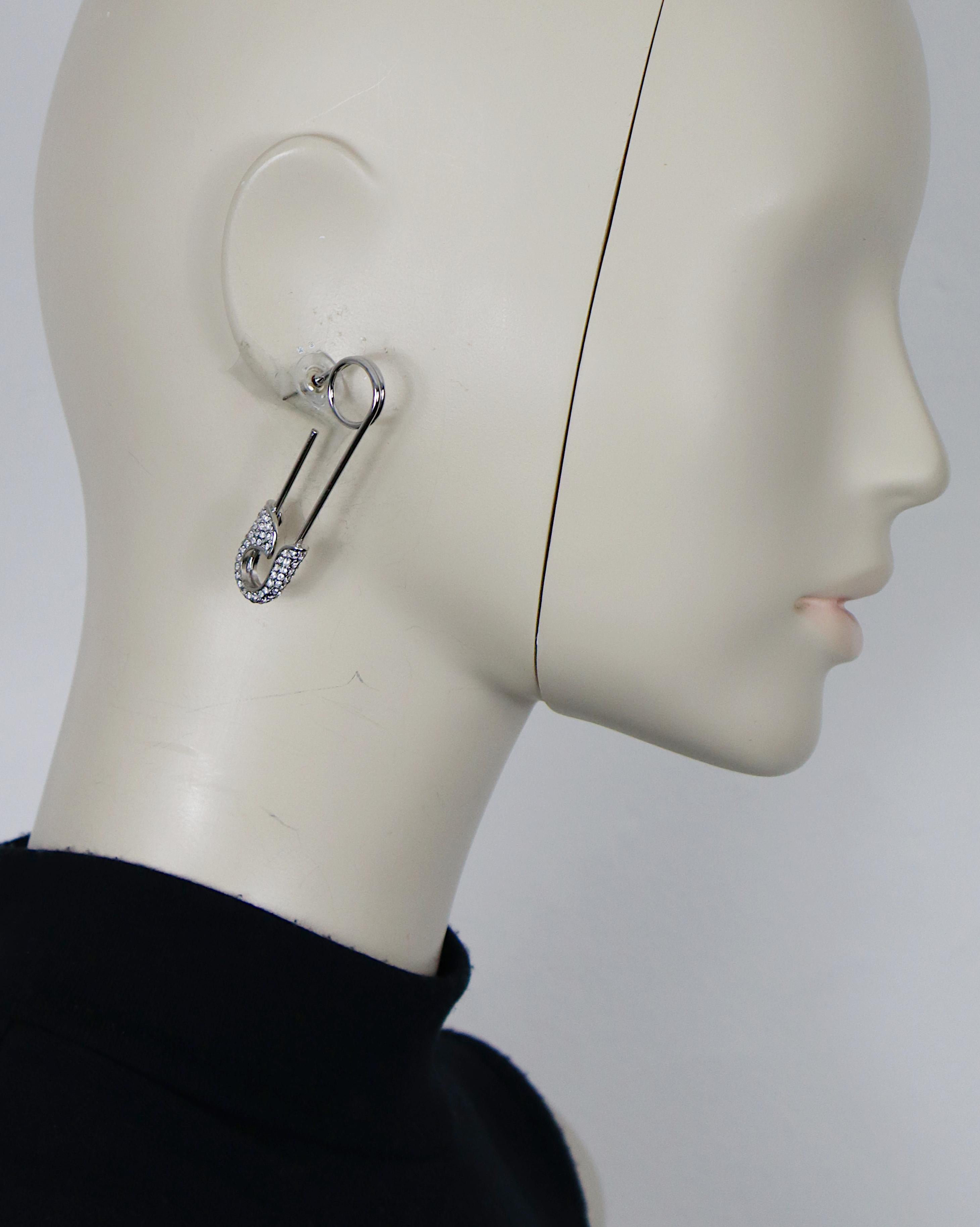 CHRISTIAN DIOR by JOHN GALLIANO vintage silver tone safety pin earrings (for pierced ears) embellished with clear crystals.

Embossed DIOR.

Indicative measurements : max. height approx. 5.8 cm (2.28 inches) / max. width approx. 1.5 cm (0.59