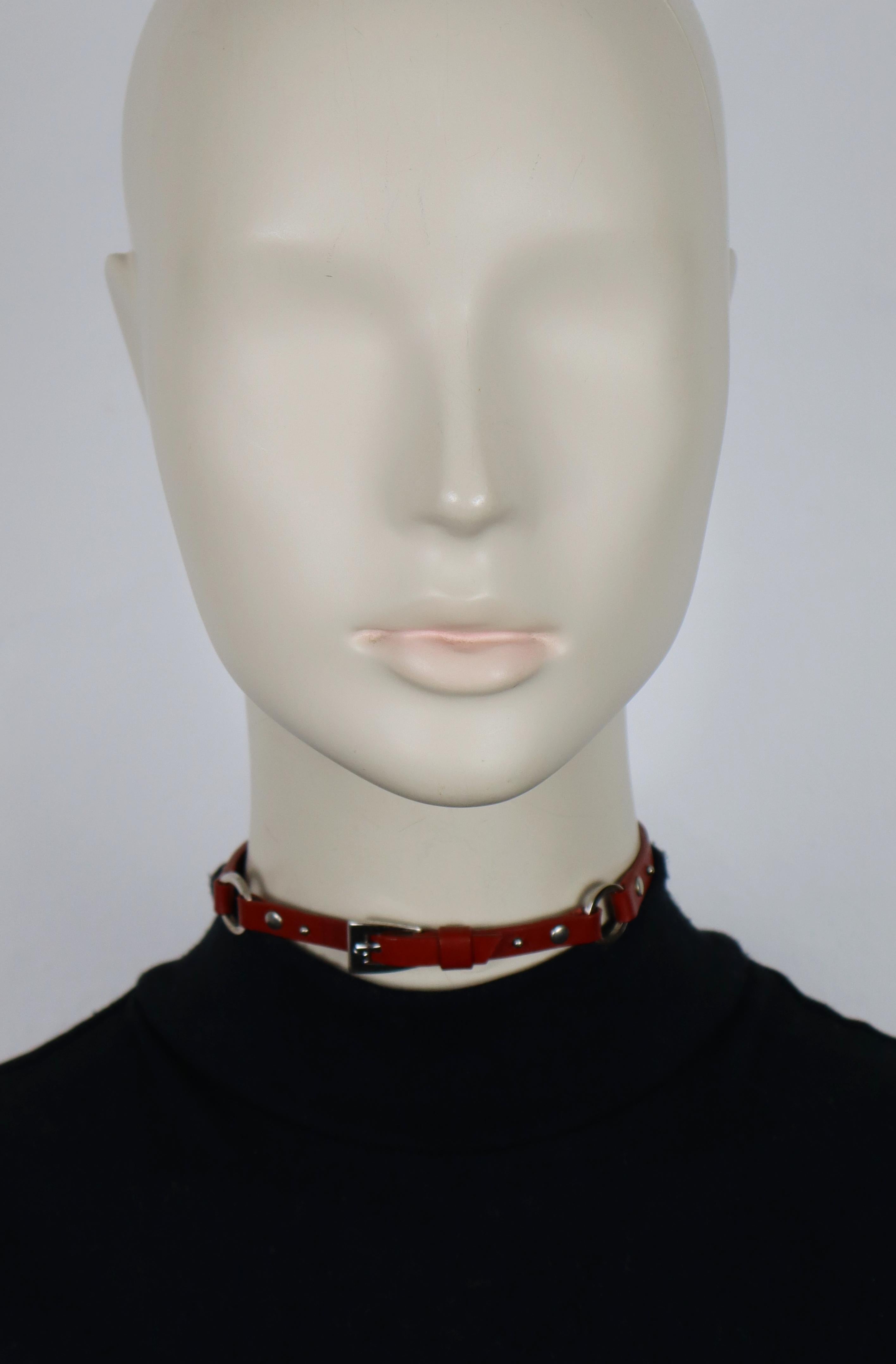 CHRISTIAN DIOR by JOHN GALLIANO vintage red leather strap choker necklace with silver tone metal hardware.

Adjustable hook clasp.

Embossed CD on the buckle and DIOR on the leather strap.

Indicative measurements : adjustable length from approx. 33