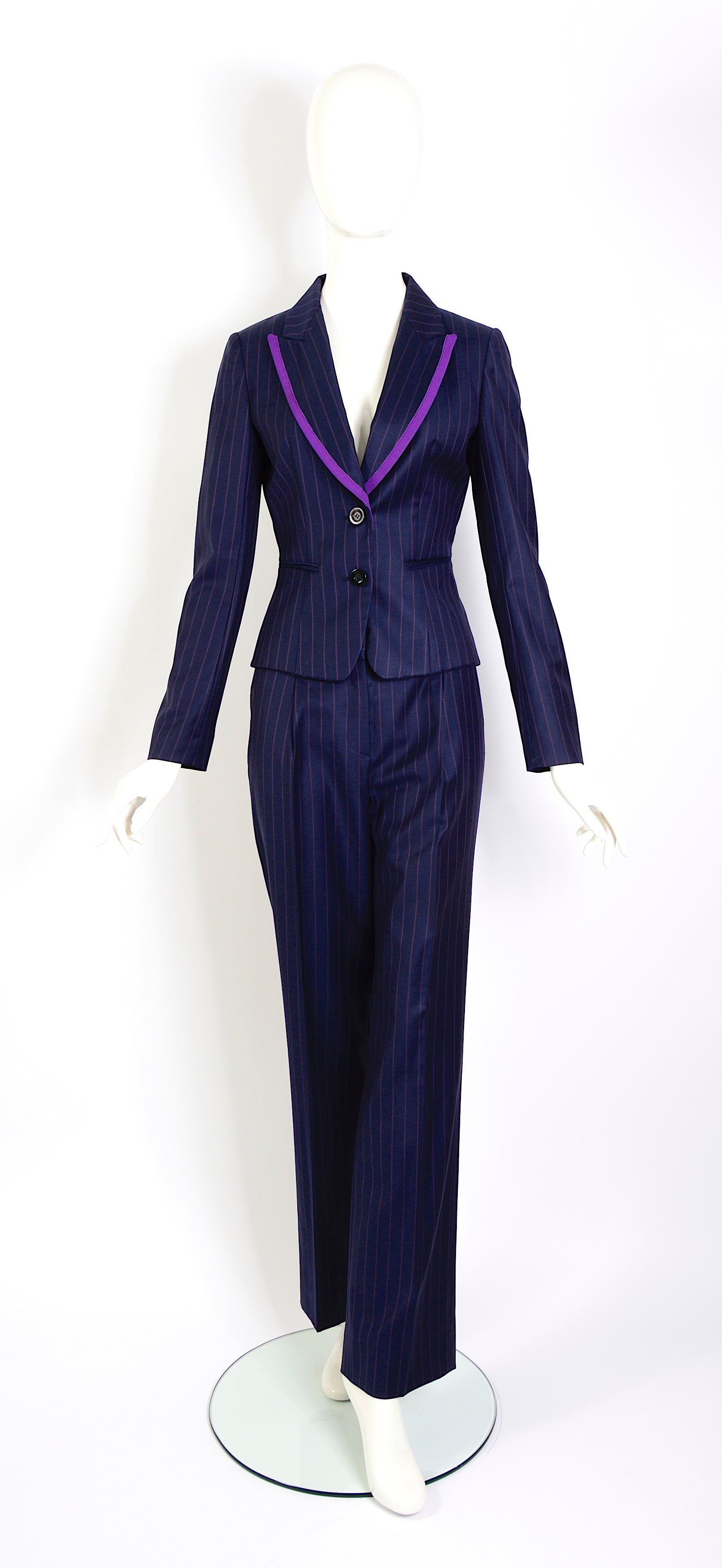 Adorable pinstriped suit by John Galliano for Christian Dior.
Slide pockets on the trousers.
It appears to have been very little worn. Excellent condition.
Size: French 38 - US 6 - Italian 42 - UK 30
Pictured without pinning the jacket and trousers