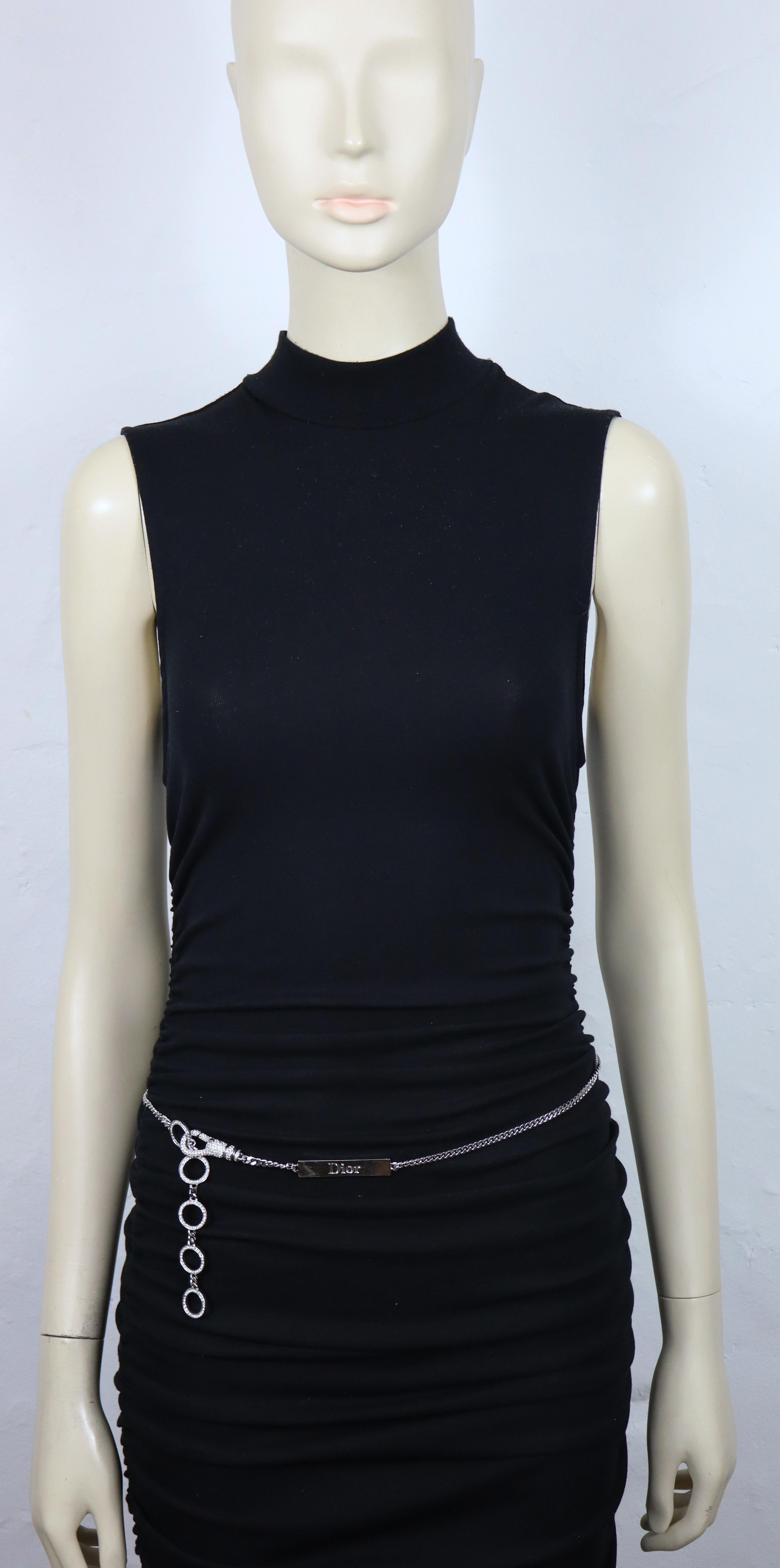 CHRISTIAN DIOR vintage silver tone chain belt featuring  a carabiner clasp and an ID tag embossed DIOR, with clear crystal embellishment.

Adjustable carabiner clasp closure.

Embossed DIOR.

Indicative measurements : adjustable length from approx.